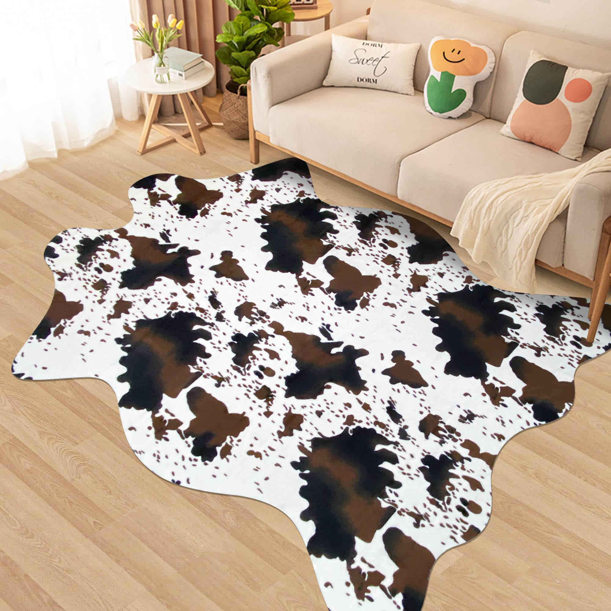 Tapis salon imitation peau de vache marron pour une décoration de chambre cocooning