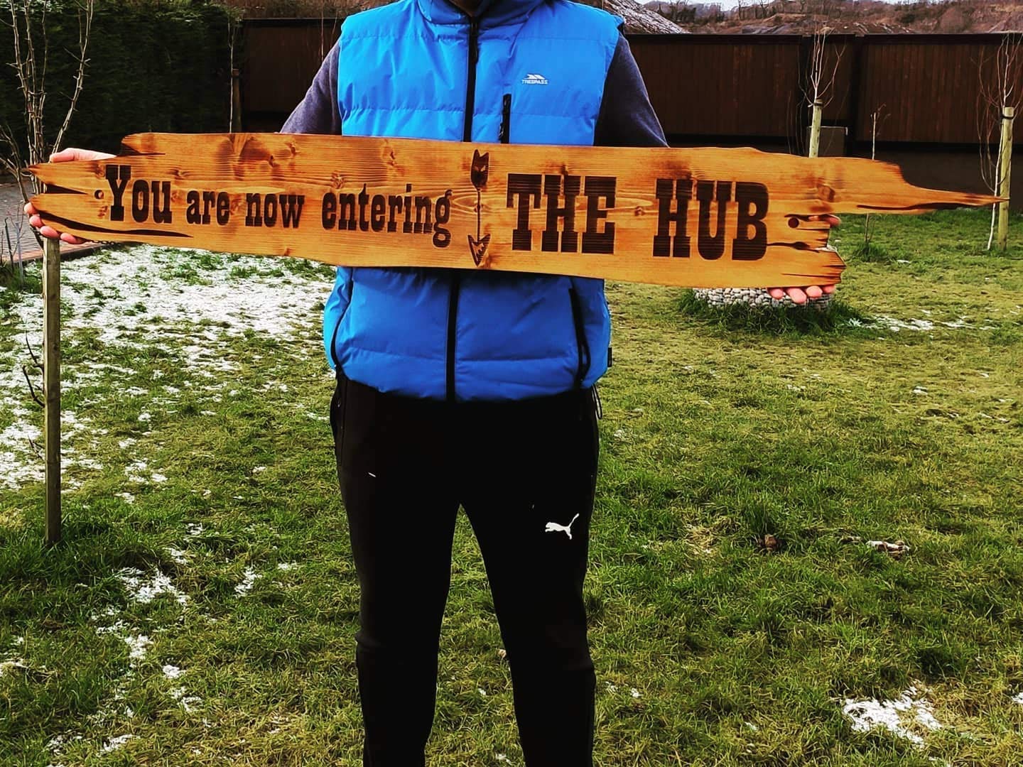 Großes, handgefertigtes Schild mit Gravur „Welcome to the HUB Man Cave“ aus Massivholz