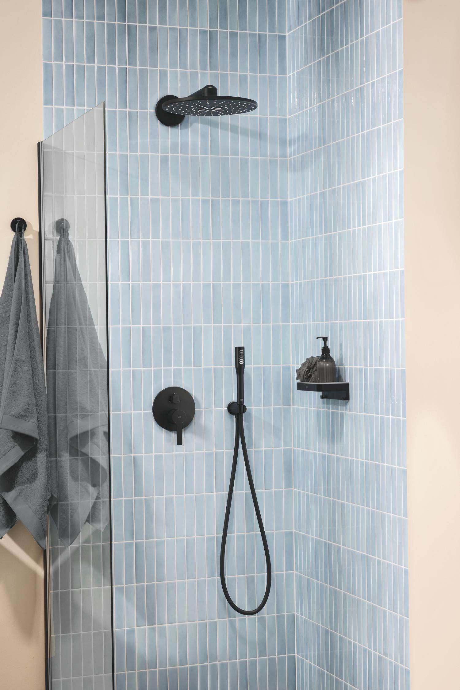 Codo de salida GROHE Rainshower con soporte mural, florón redondo de Ø 48 mm, rosca de 1/2", cuerpo metálico, válvula antirretorno, acabado Matt Black, 266582430.
