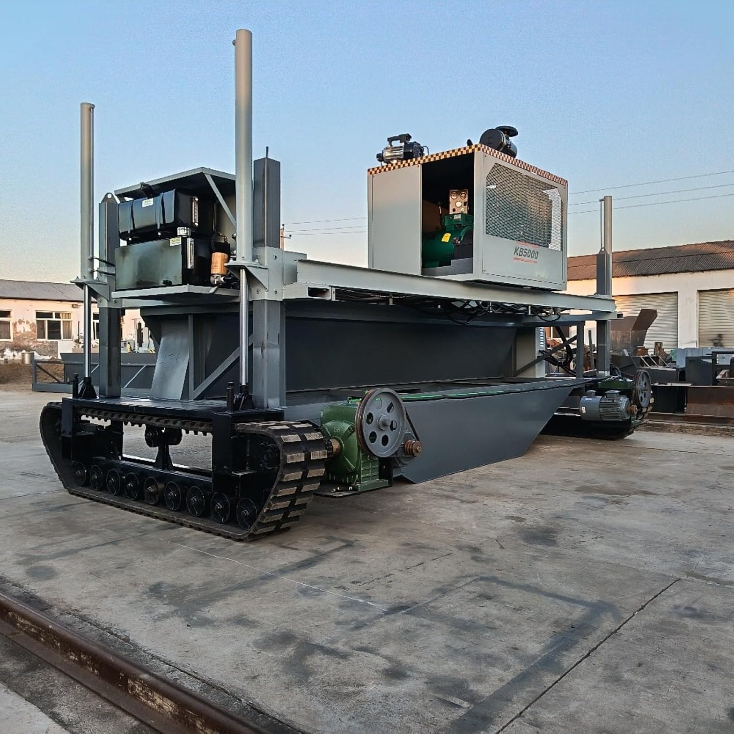 Heavy Duty Concrete Ditch Forming Machine, Hydraulic Concrete Ditch Paving Machine for Farm Irrigation, Automatic Trench Cutting and Drainage Channel Lining Equipment