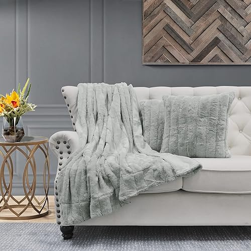 Home Soft Things Manta de piel sintética de conejo (60 x 80 pulgadas) y 2 fundas de almohada (18 x 18 pulgadas), juego de 3 almohadas plateadas,