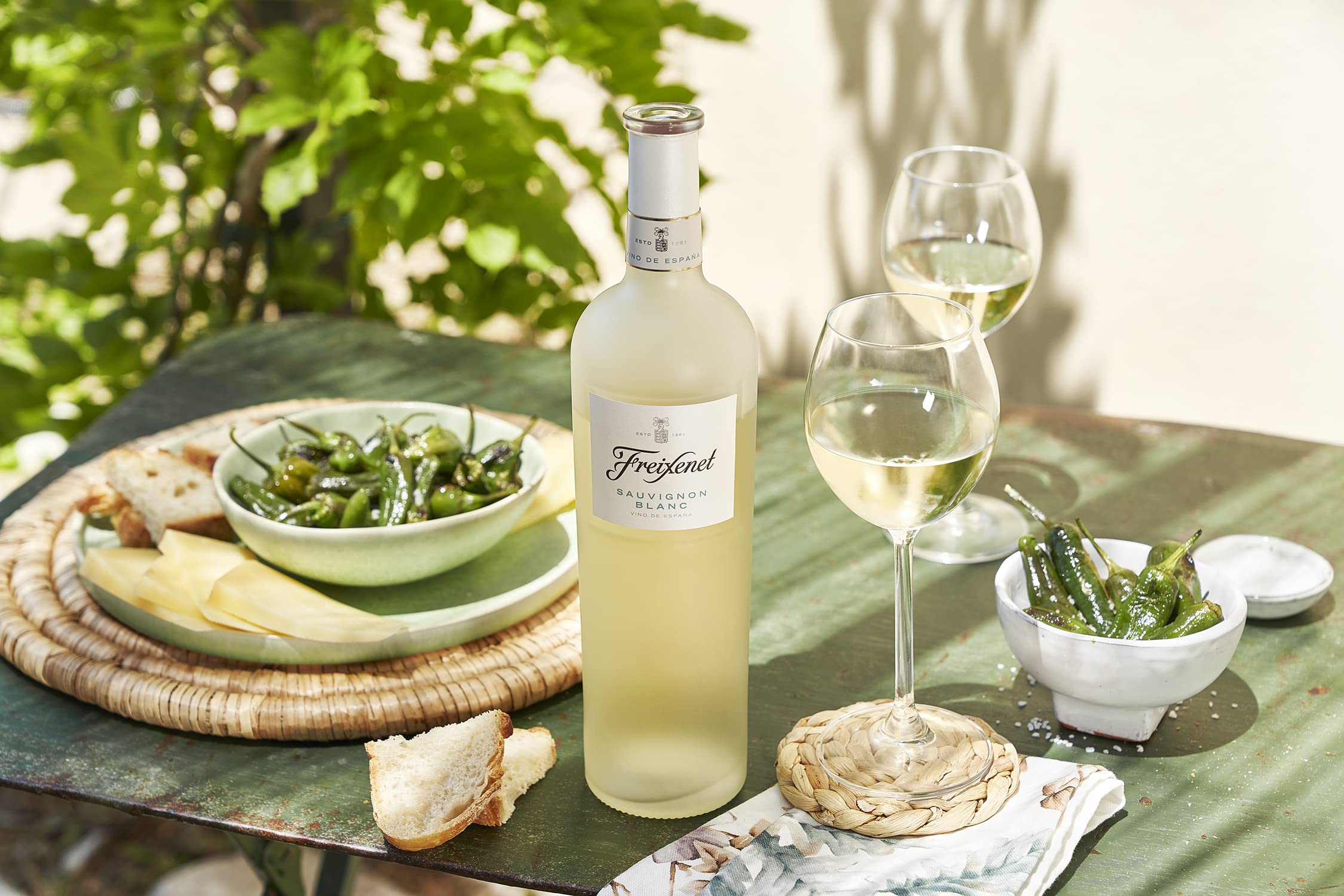 Freixenet Sauvignon Blanc Weißwein Trocken (9 x 0,75 l) Spanischer Wein in edler Premium-Flasche, Spanish Wine Collection, trocken, vegan, perfekt zu Fisch und Meeresfrüchten