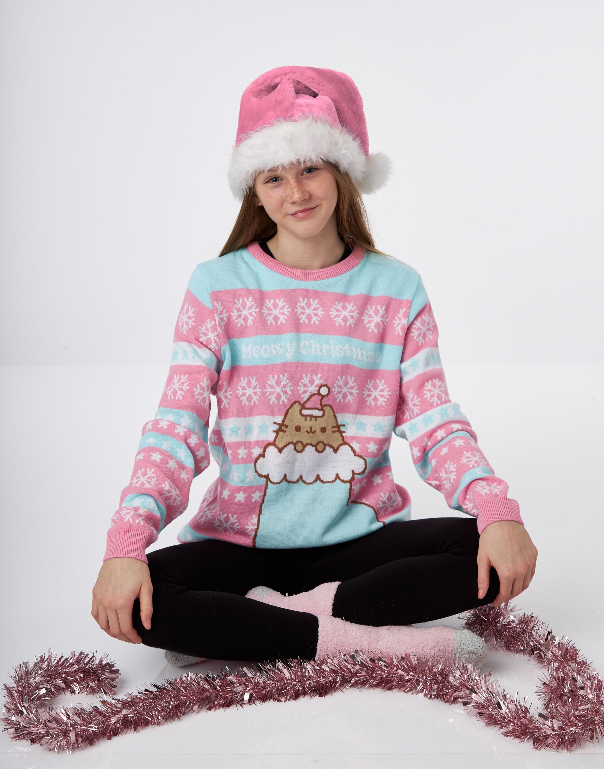 Pusheen Różowy sweter bożonarodzeniowy z dzianiny dla dziewczynek | świąteczny sweter - uroczo przytulny | stylowa odzież bożonarodzeniowa The Cat | świąteczna bluza z motywem kota