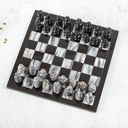 Miniatura 2 de Novica Juego de Ajedrez de Mármol Tallado a Mano Decorativo Gris y Negro Sofisticado