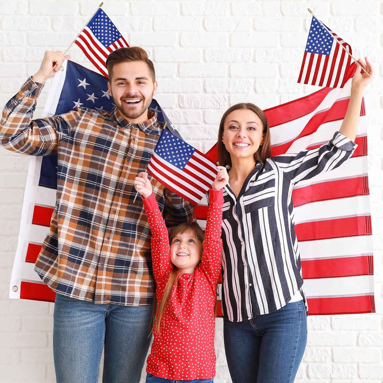 Shimeyao Handheld American Flag Bulk, 8 x 12 Inches US Flags on Stick with Gold Spearhead Decoration Wooden Stick American Flags Set for 4th of July Patriotic Party Memorial Day (200 Pcs)