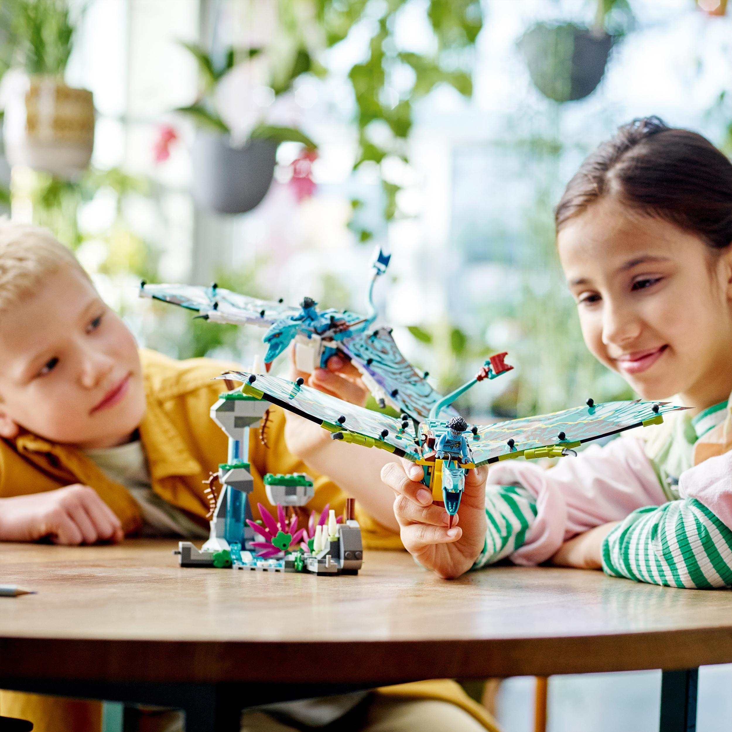 LEGO Avatar Pierwszy lot na zmorze Jake’a i Neytiri, zestaw z filmu „Avatar” z 2 figurkam zmór do zbudowania z ruchomymi, foliowymi skrzydłami, zabawka dla dziecka i prezent dla 9-latka, 75572