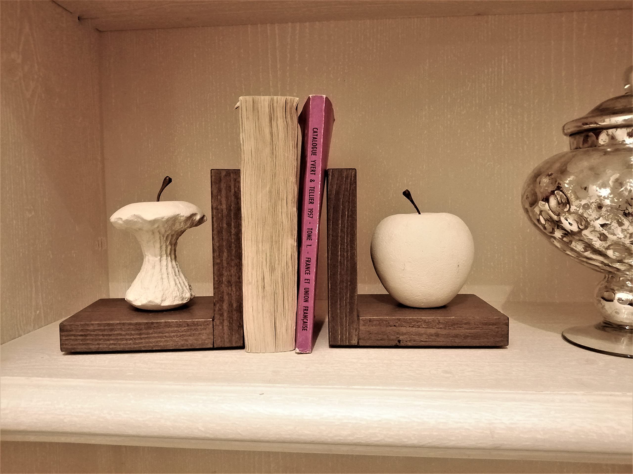 Progetto Arte. Par de sujetalibros Manzana/Manzana Mordida. Escultura de Piedra sobre Base de Madera. Objeto Hecho a Mano.Q027T+Q027M