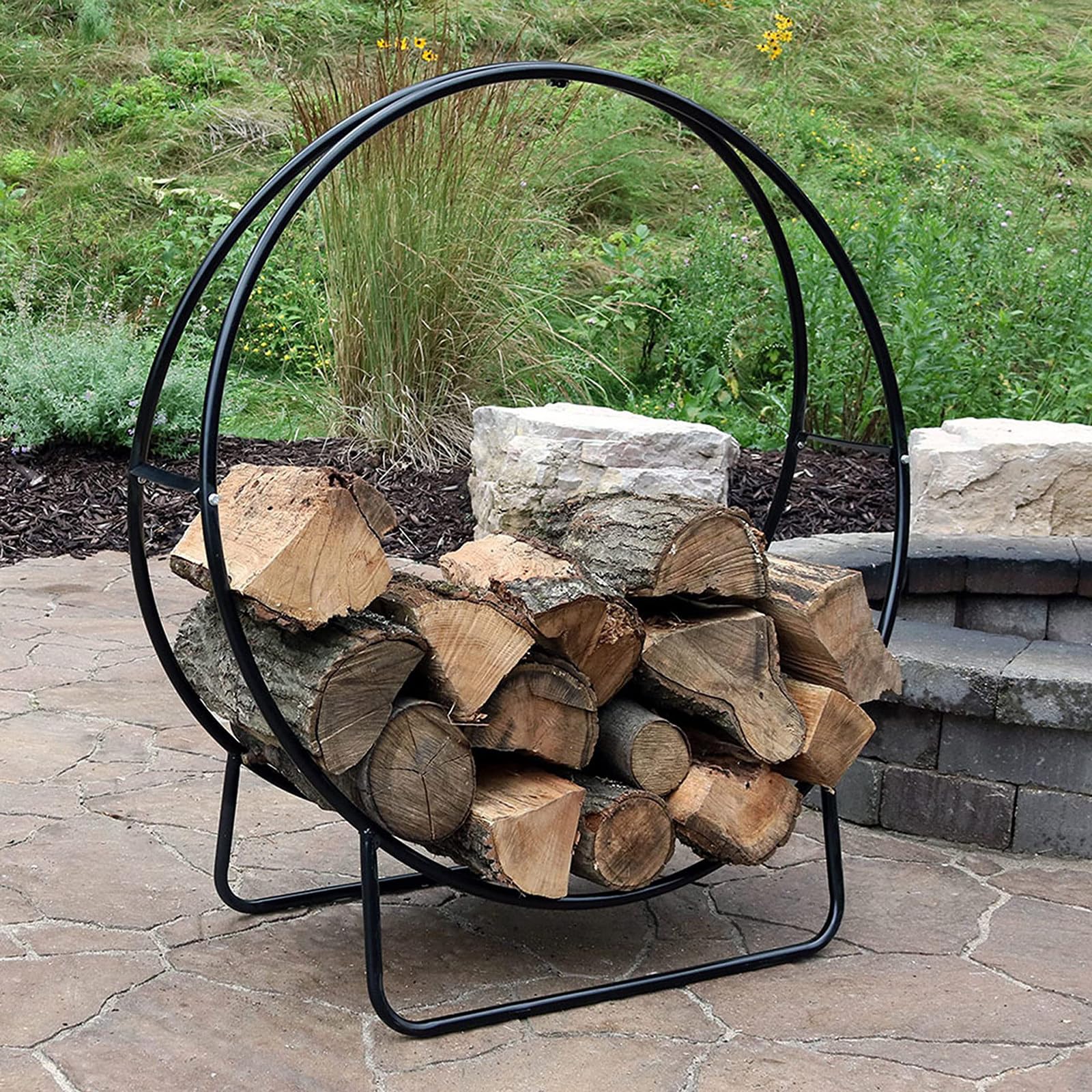 Étagère à bois de cheminée pour ranger le bois humide sur la terrasse