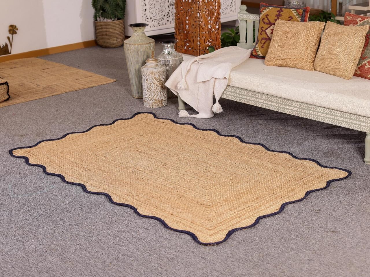 Tapis tissé à la main en jute naturelle et bordure bleue marine