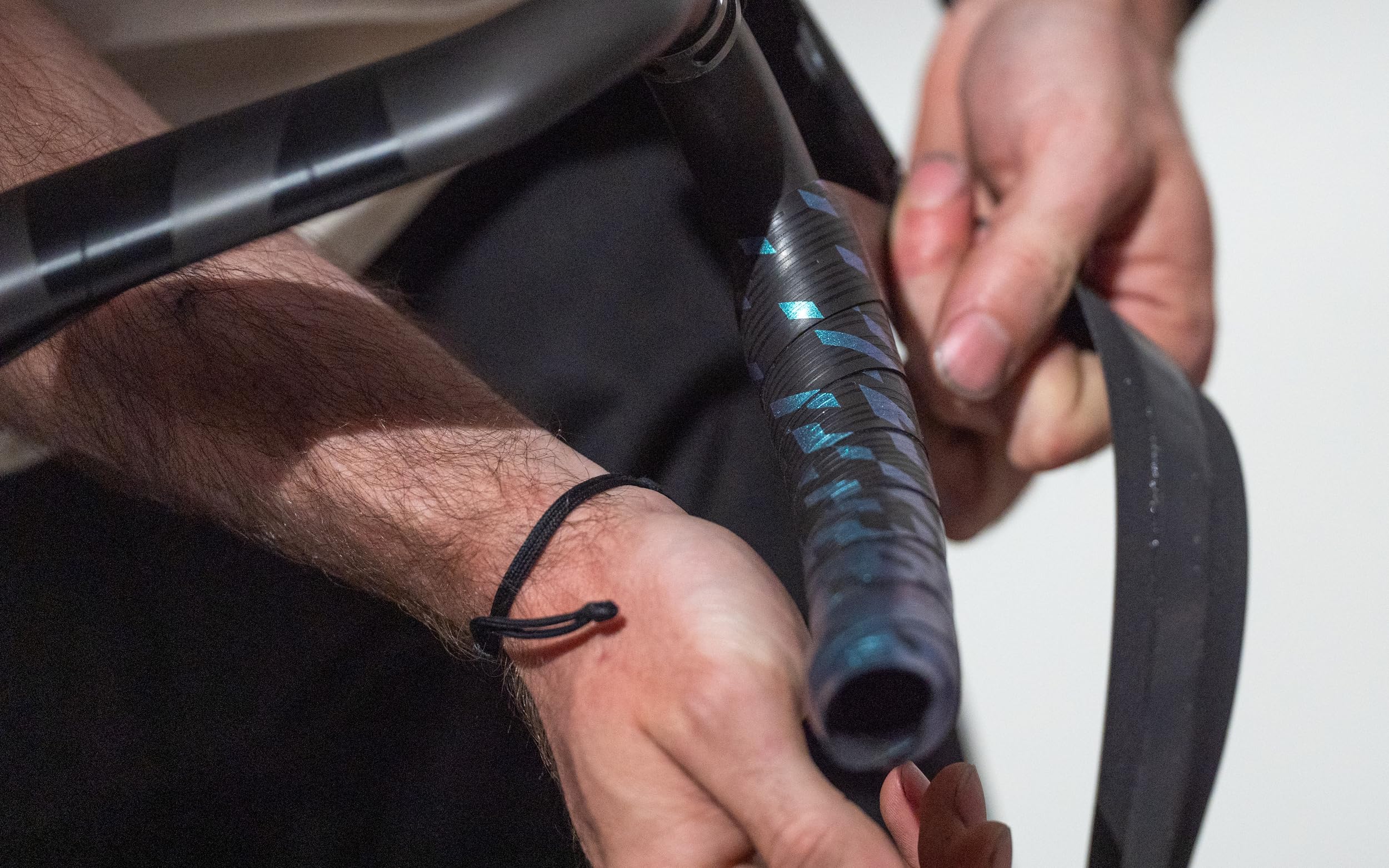 BBB Cycling Nanoribbon Gel Lenkerband – Rutschfestes Rennrad Lenkerband mit Nano-Struktur & Gel-Polsterung – Vibrationsdämpfend, Komfortabel & Langlebig – Inkl. Endstopfen - BHT-19 Schwarz/Blau