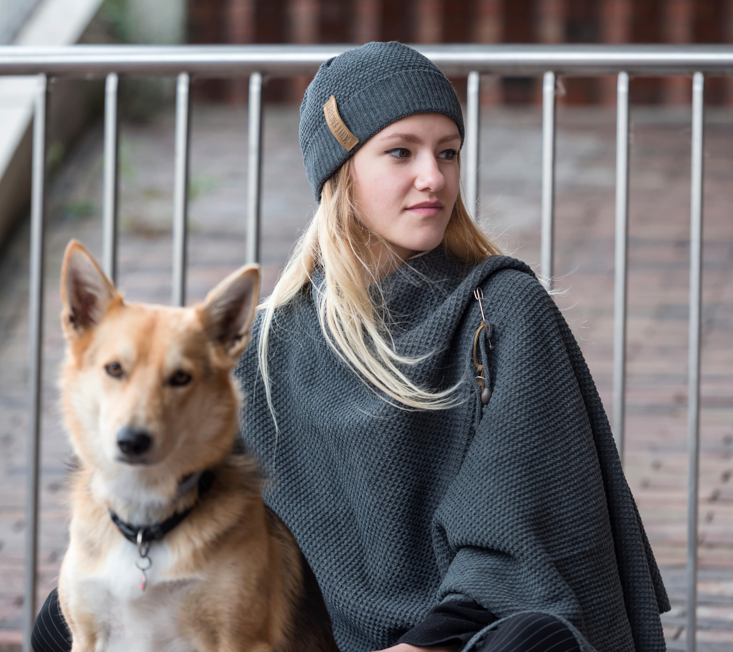 KNIT FACTORY - Jazz Poncho - Elegant Gestrickter Damen Cape - Wickelschal mit Wolle - Hochwertige Qualität