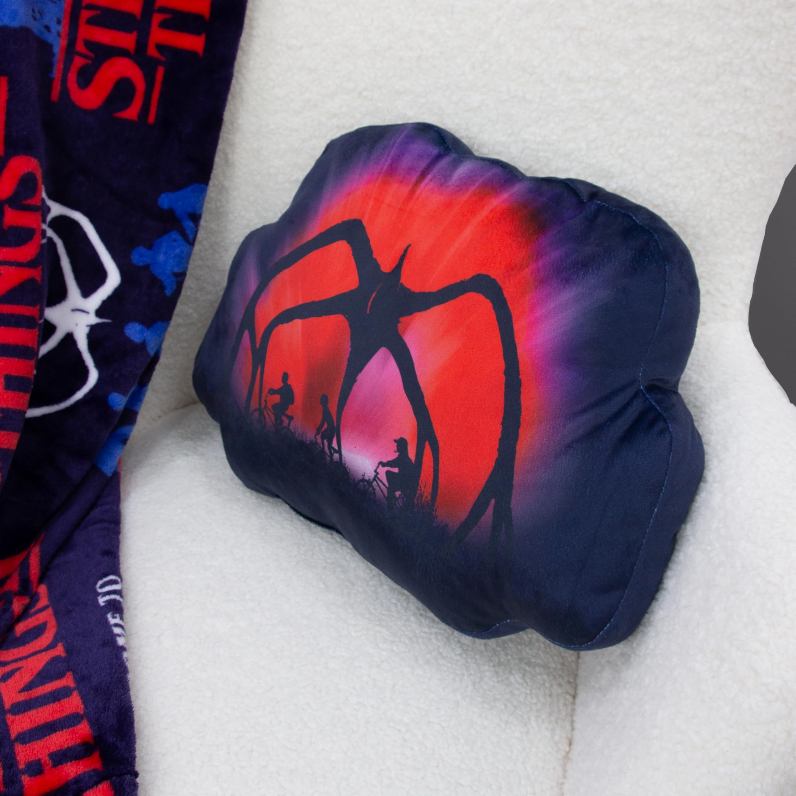 Stranger Things Character World - Cuscino con licenza ufficiale, super morbido, reversibile, 2 lati, design con fiamme, perfetto per qualsiasi camera da letto, divano o letto, 30 x 40 cm