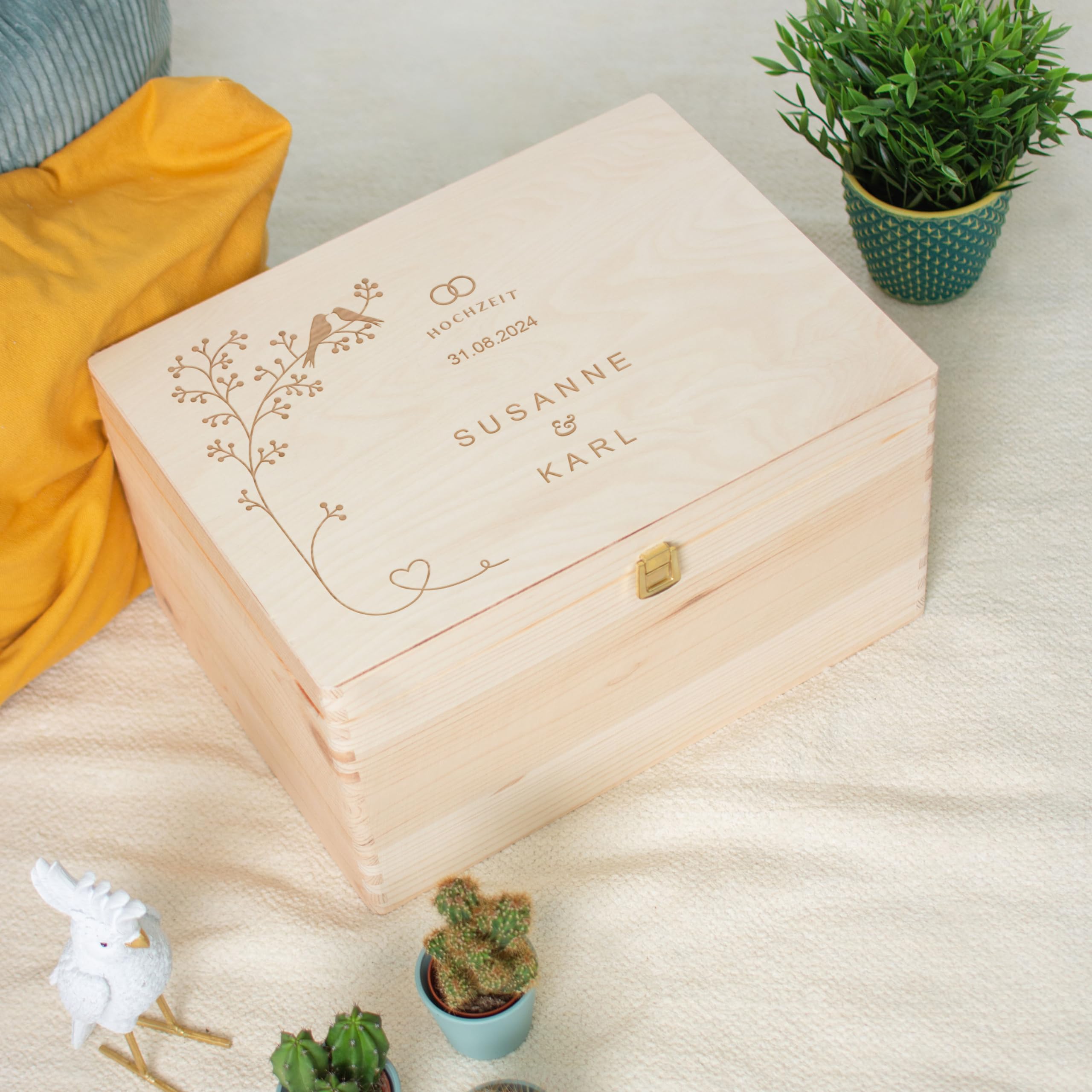 LAUBLUST Personalisierte Hochzeitskiste Erinnerung - Geschenkkiste Hochzeit mit Gravur - Vogel-Pärchen | Personalisierte Geschenke für Brautpaar - FSC® (Natur mit Verschluss, ca. 40 x 30 x 24 cm | XL)
