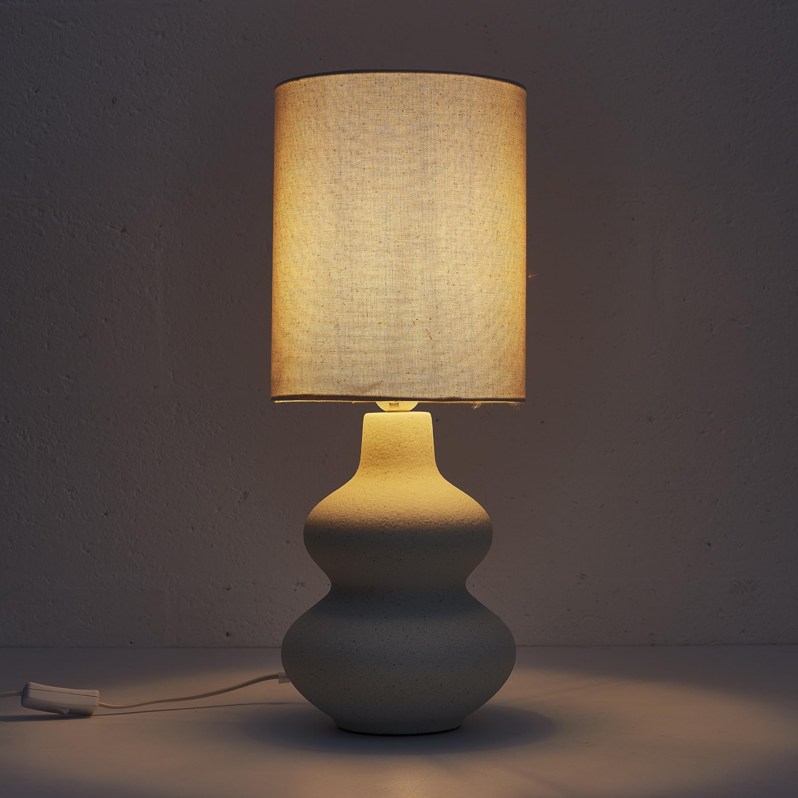 HOME DECO FACTORY, LA0044, Lampada in Ceramica Crema dal Design Raffinato, Paralume in Lino per Una Calda Atmosfera, Ideale per Tutti Gli Interni, Altezza 50 cm, Colore Bianco