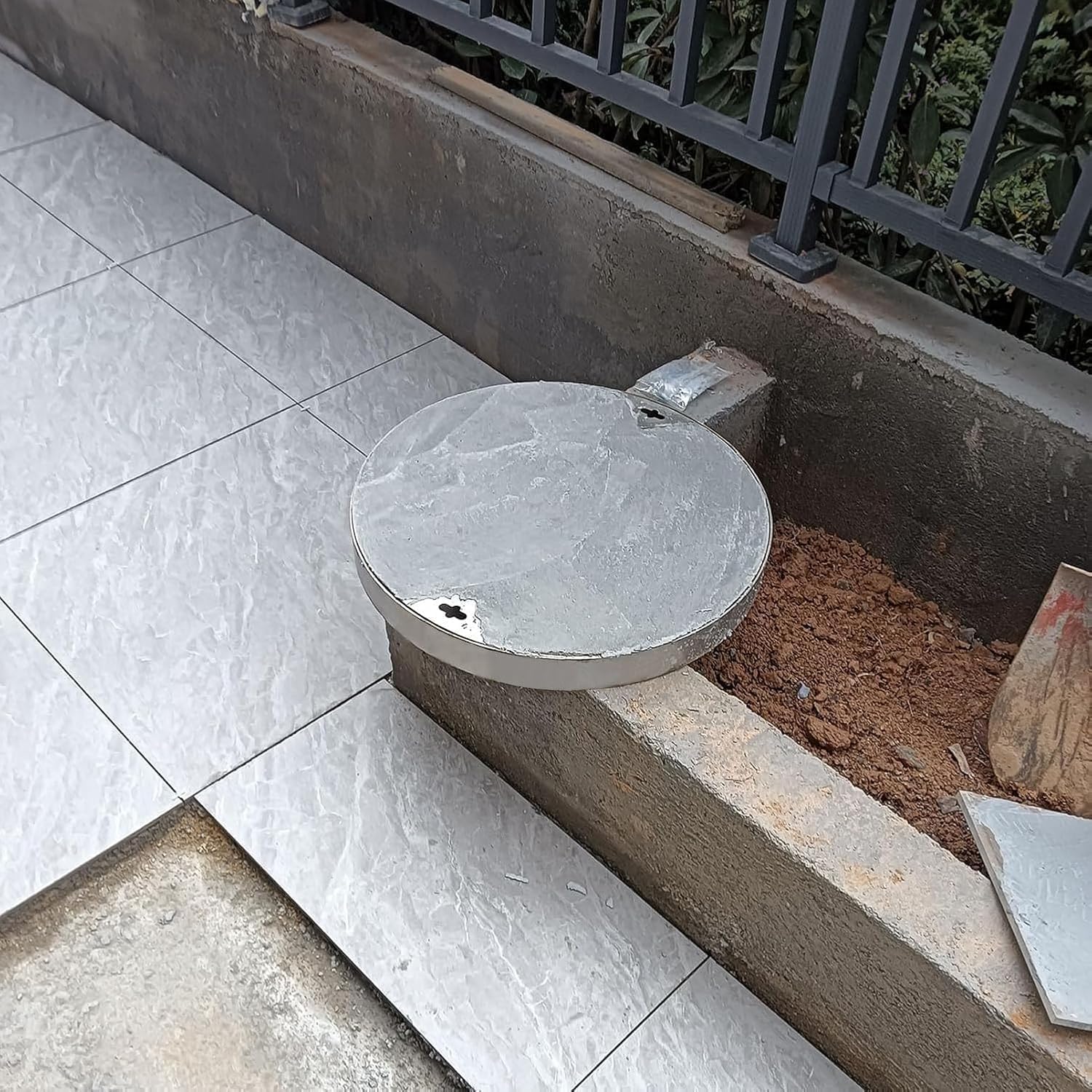 Wytrzymałe osłony włazów ze stali nierdzewnej – niewidoczny design, średnica 70 cm, idealne do zastosowań budowlanych i przemysłowych