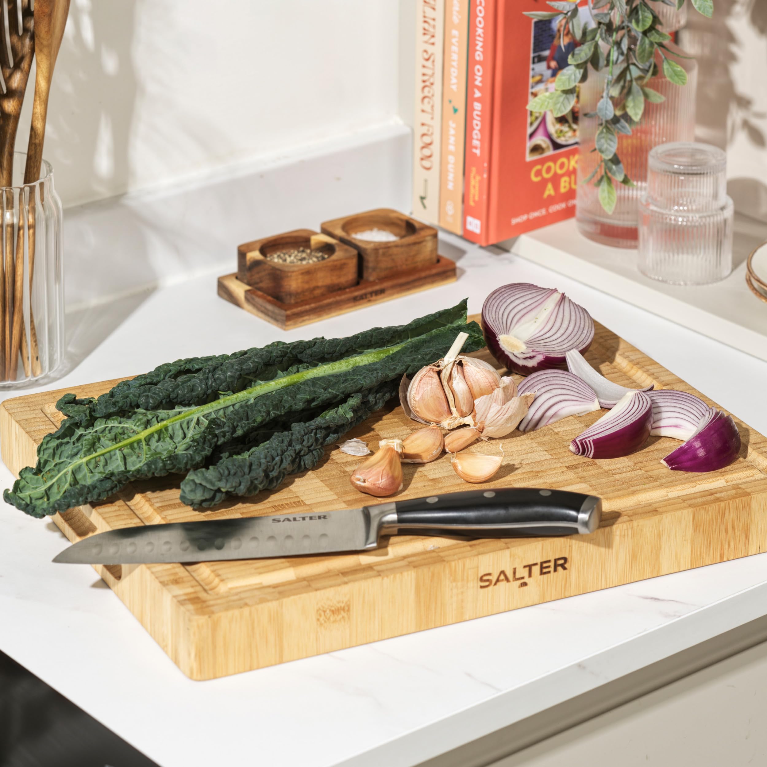 Salter BW13308EU7 Bamboe snijplank – groot houten snijblok voor snijwerk, dik en robuust bord voor het snijden van vlees, sapgroef, kaasplateau charcuterie, omkeerbaar, FSC®-gecertificeerd, 42 cm Salter BW13308EU7 Bamboe snijplank – groot houten snijblok voor snijwerk, dik en robuust bord voor het snijden van vlees, sapgroef, kaasplateau charcuterie, omkeerbaar, FSC®-gecertificeerd, 42 cm