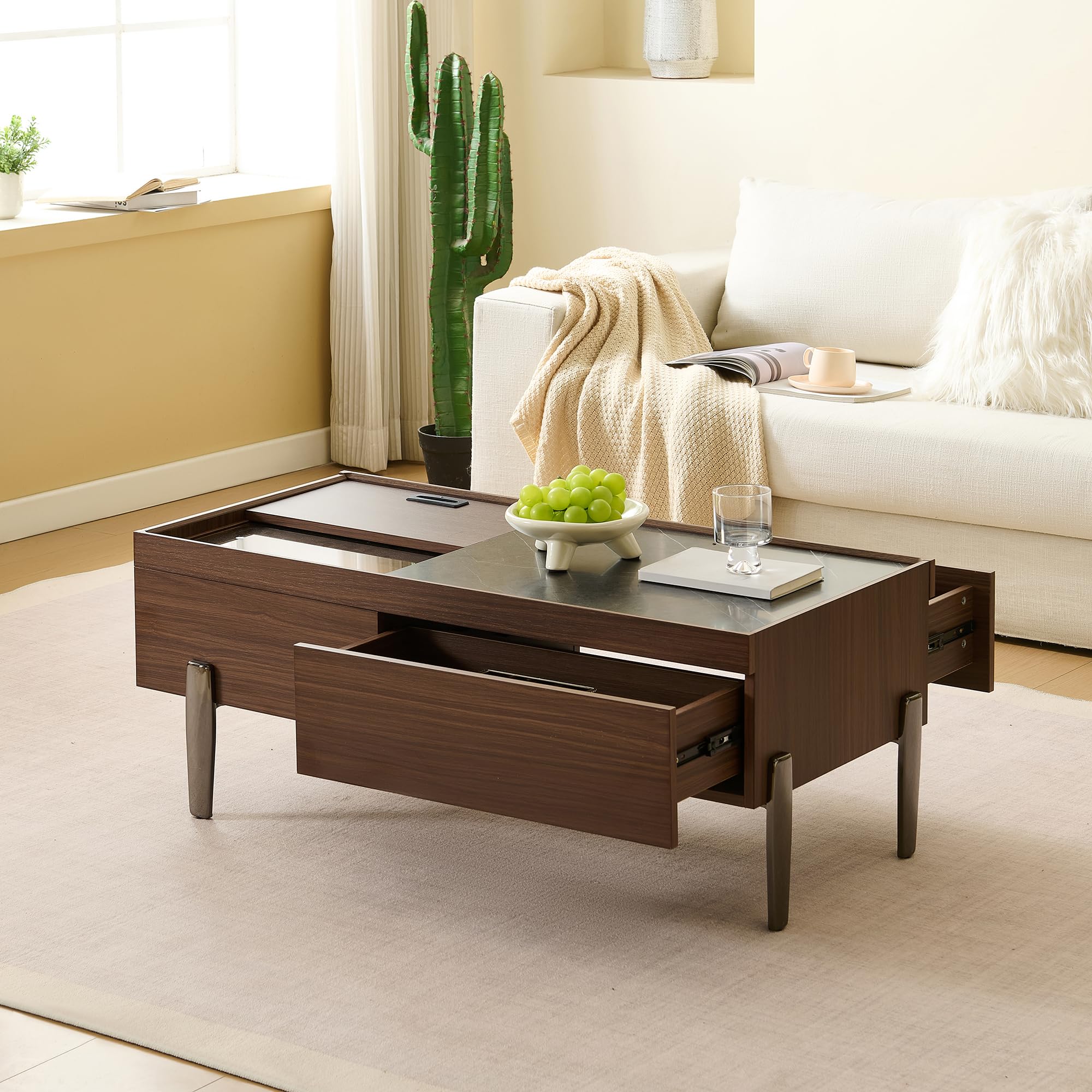 Table basse moderne avec tiroirs et plateau en verre - Design en bois marron foncé avec aspect marbre, pieds en métal, beaucoup d'espace de rangement pour le salon
