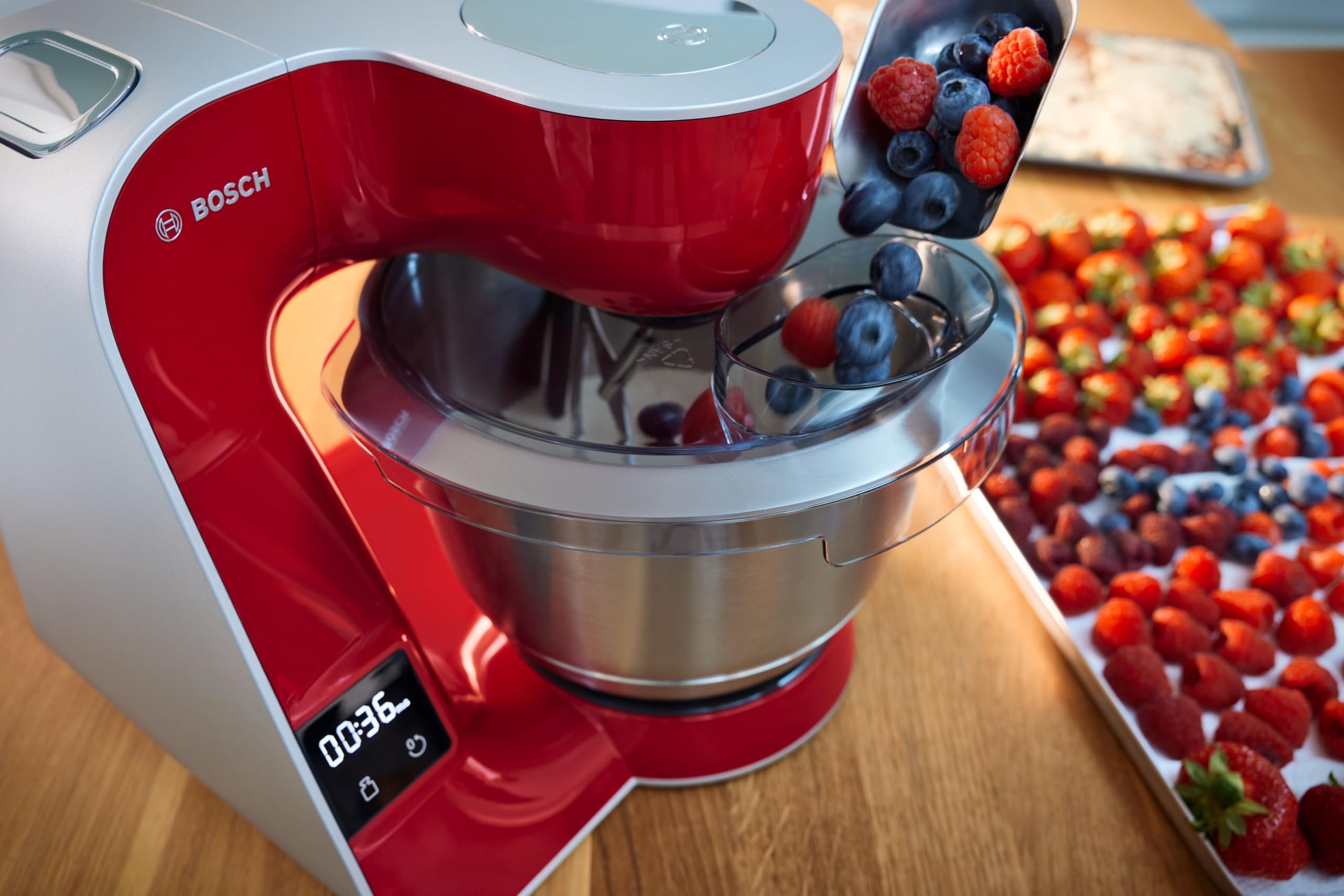 Bosch Küchenmaschine Serie 4, integrierte Waage, Edelstahl-Schüssel 3,9 L, Mixer 1,25 L, Kunststoff-Schüssel, spülmaschinenfest, 3x Rührelemente, Durchlaufschnitzler, 1000 W, Dunkelrot, MUM5X734