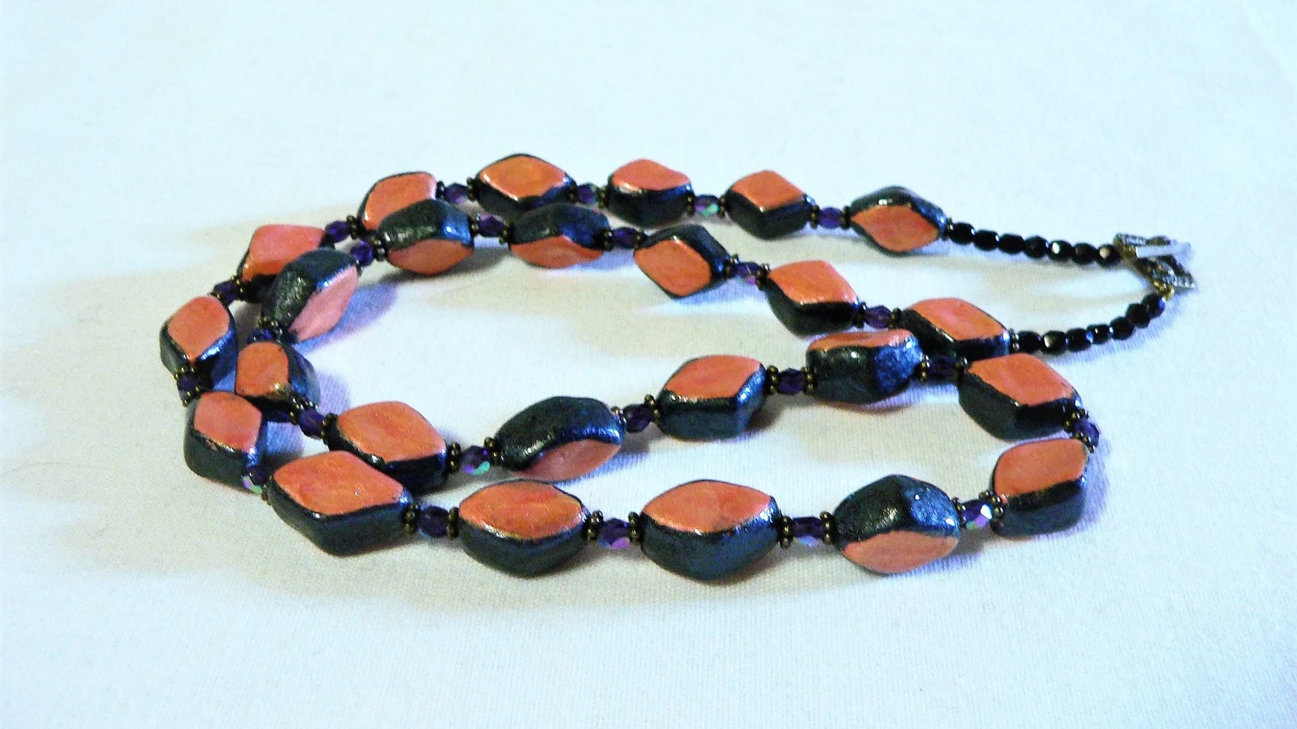 Collana di perline in ceramica, forma diamante, bicolore, nero e arancio inglese