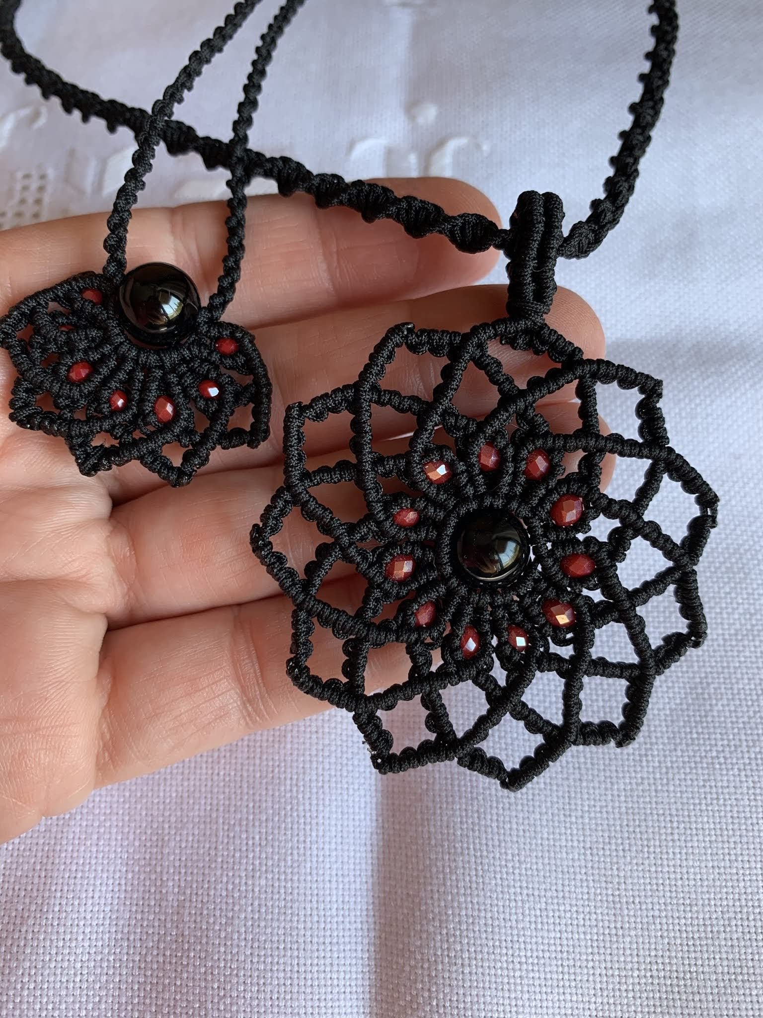 Collar con colgante estrella hecho a mano,negro con cuentas rojas y onix central. Cierre ajustable