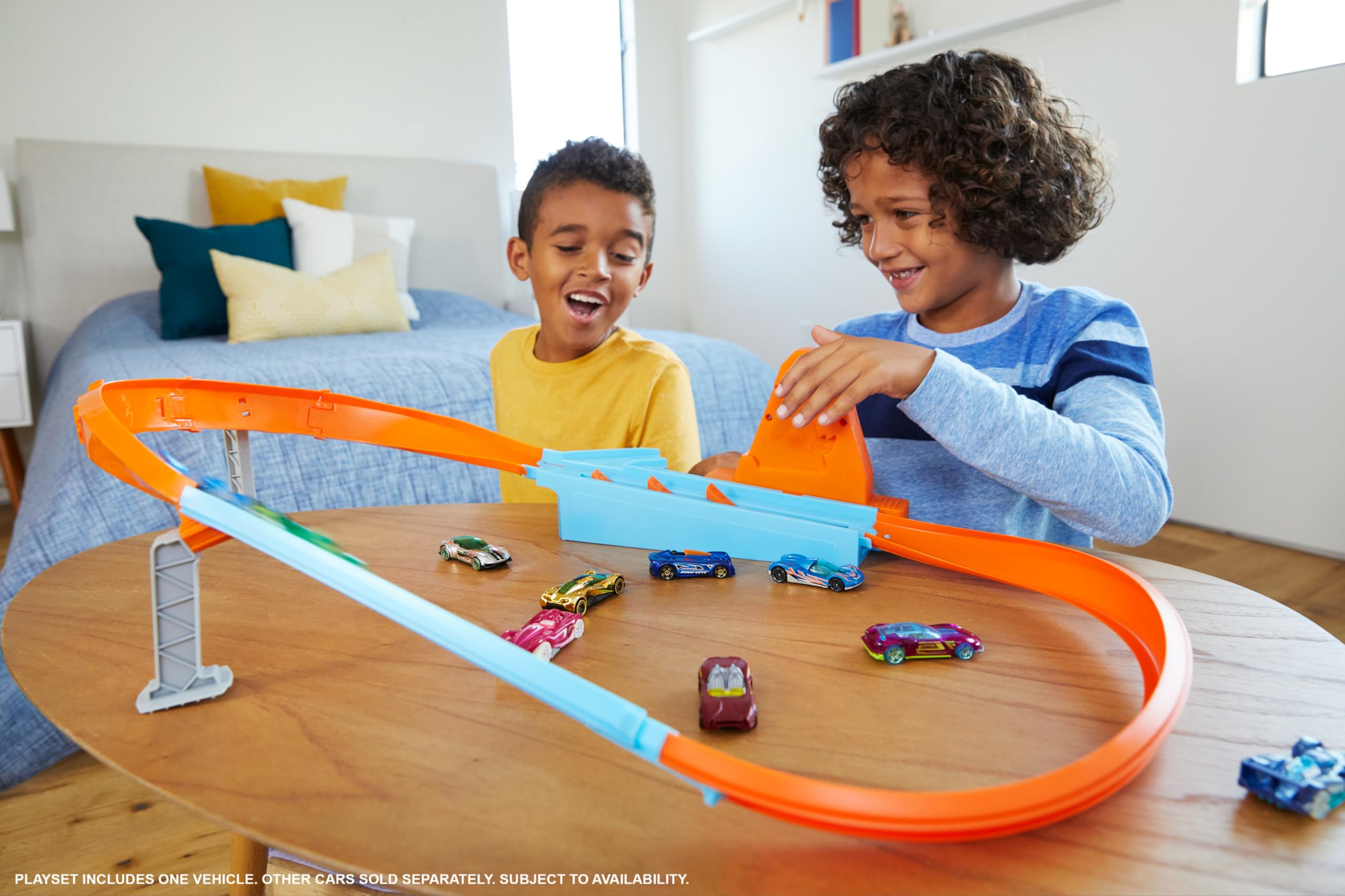 Hot Wheels Action Coffret La Piste des Champions, Piste Ovale avec propulseur, Une Petite Voiture de Course Incluse, Jouet pour Enfant, GJM75