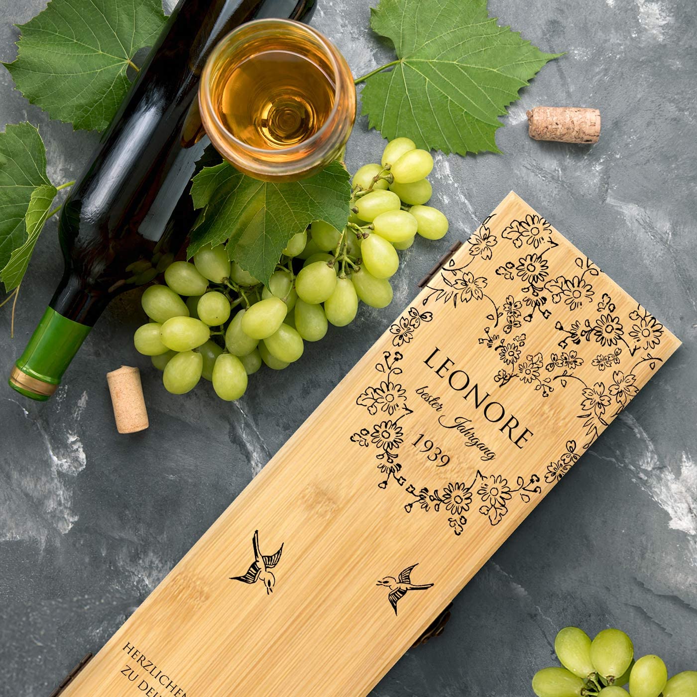 Maverton Weinbox für 0,7L Weinflasche - Wein Holzbox personalisiert + 4er Weinzubehör - Weinset Weinkiste - aus Bambus - Braun - Geschenk zum Geburtstag für Frauen - Bester Jahrgang