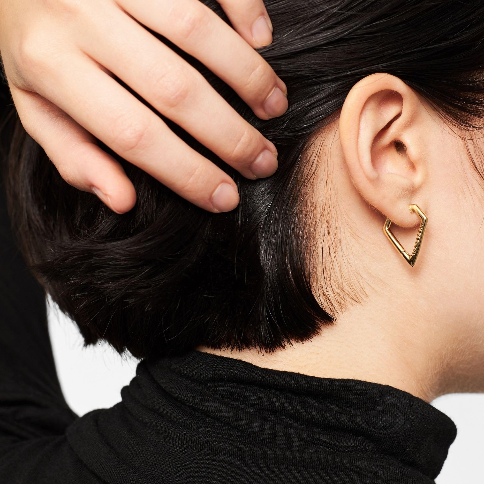 LIEBESKIND BERLIN Damen Ohrringe – Geometrisch & Dreieckig – Edelstahl Ohrschmuck in verschiedenen Farben – Klapp-Ceole minimalistisch & modern