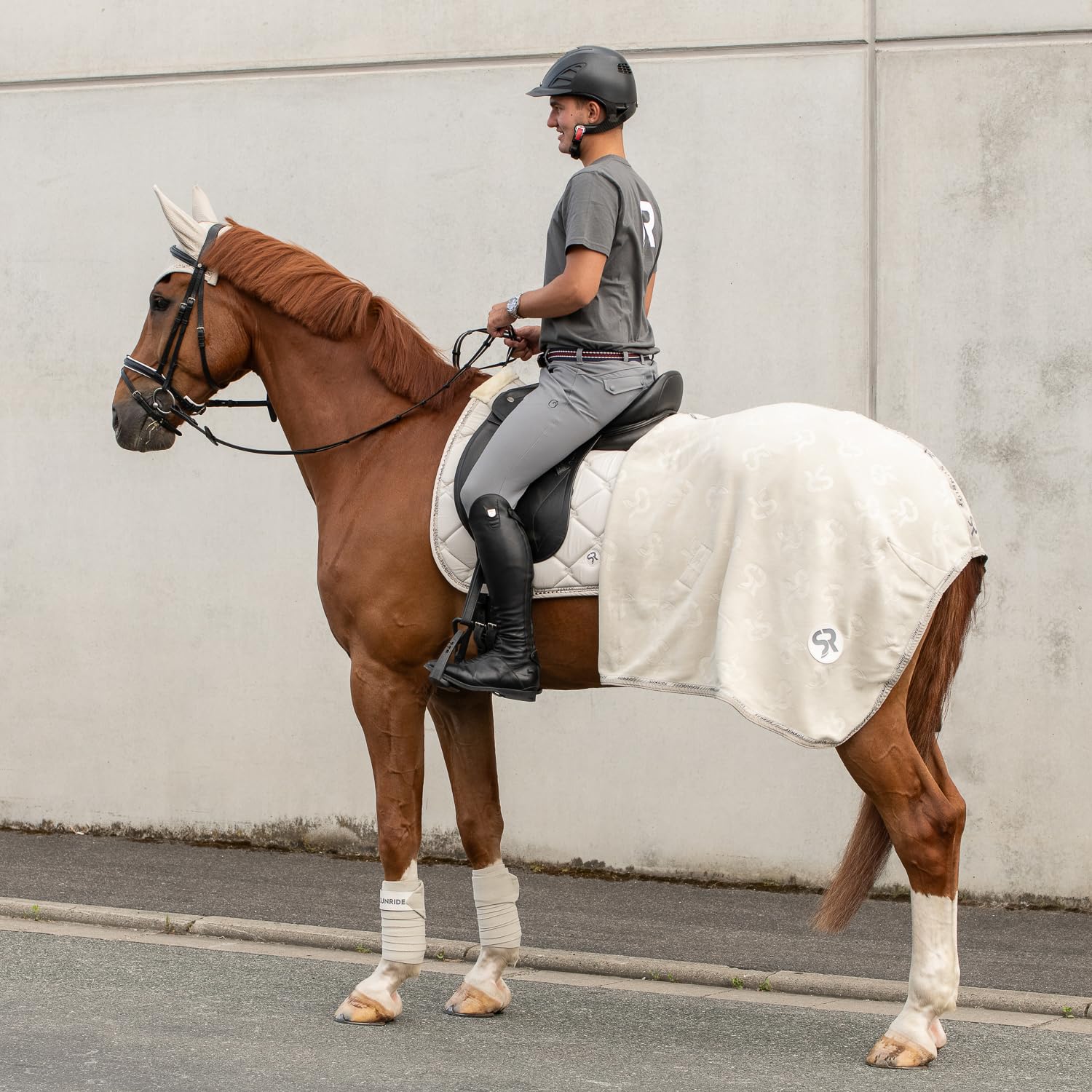 SUNRIDE Dressurschabracke “Wellington” für Pferde - Mesh-Material als zusätzliche Belüftung gegen Hitzestau, pflegeleicht und formbeständig (Full, beige)