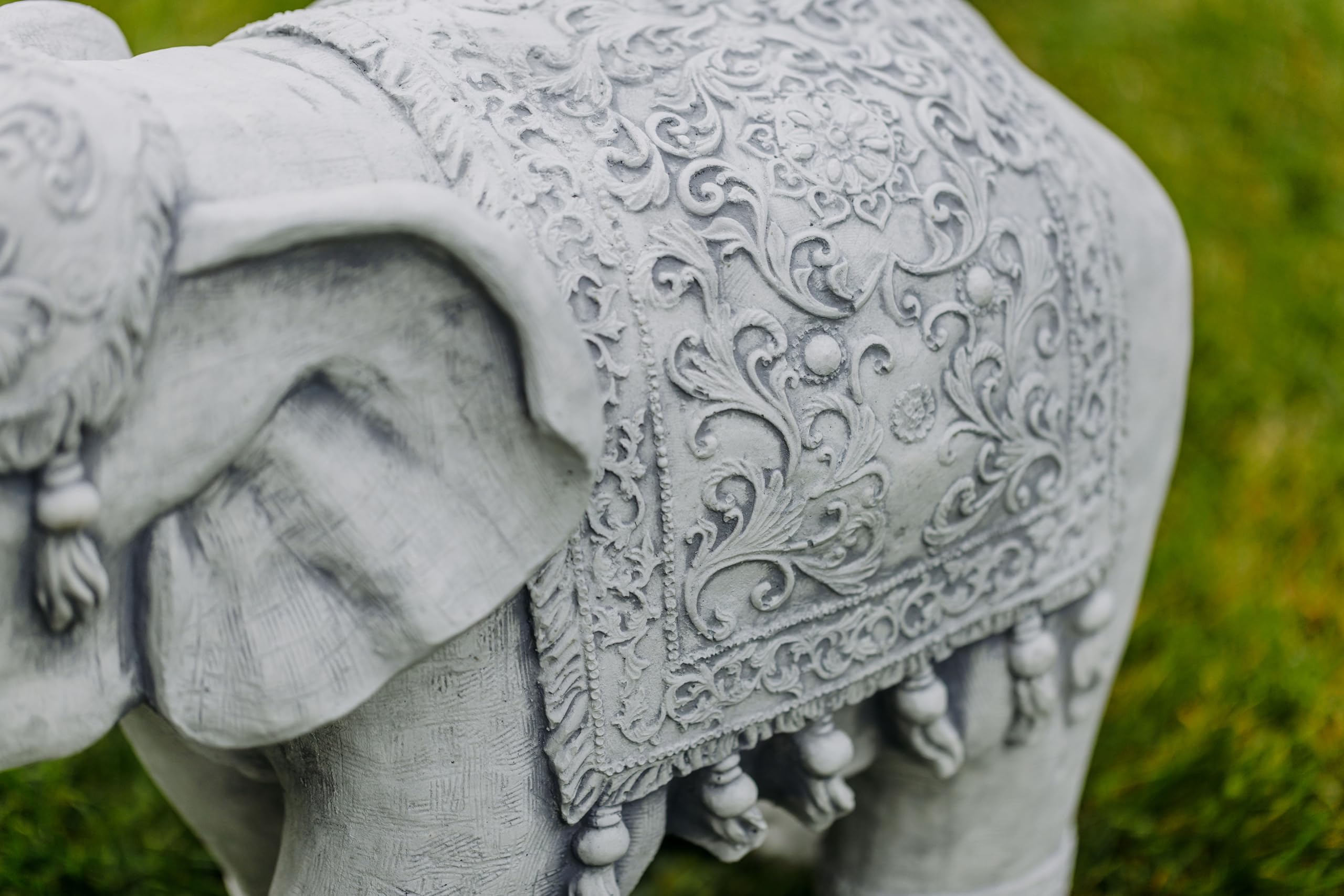 gartendekoparadies.de Statuetka dużego słonia indyjskiego z biżuterią, wysokość 47 cm, długość 63 cm, szerokość 28 cm, 61 kg, szara, z odlewu kamiennego, figurka odporna na mróz
