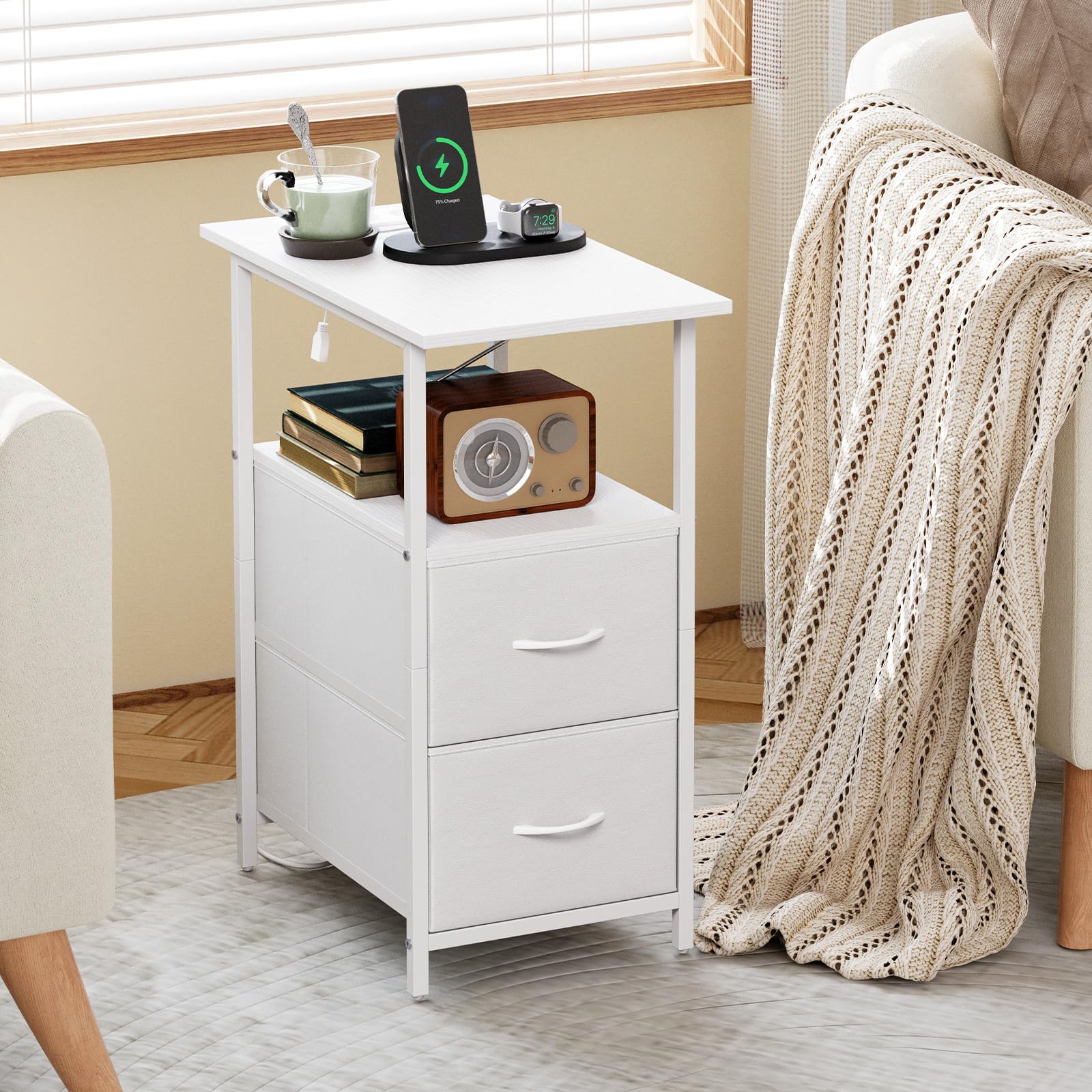 Somdot Nachttisch mit Ladefunktion, Beistelltisch mit 2 Stoffschubladen, 2 AC-Steckdosen, 1 USB & 1 Type-C Anschluss, kompakter Nachtschrank Sofatisch für Schlafzimmer & Wohnzimmer, Weißes Leder