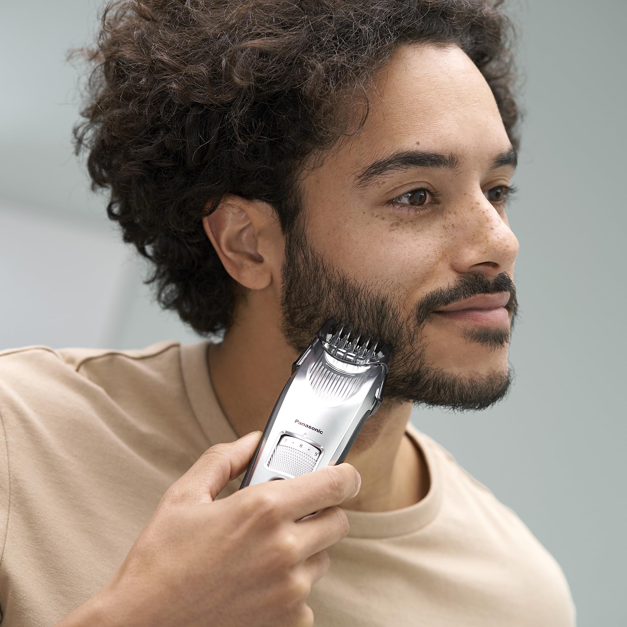 Panasonic ER-SB60S-803 Tondeuse à Barbe pour Hommes, Portable Sans Fil Étanche, 20 réglages de longueur, 2 Accessoires, Embout de Détail, Sans Fil et Filaire, Socle de Chargement, Argenté