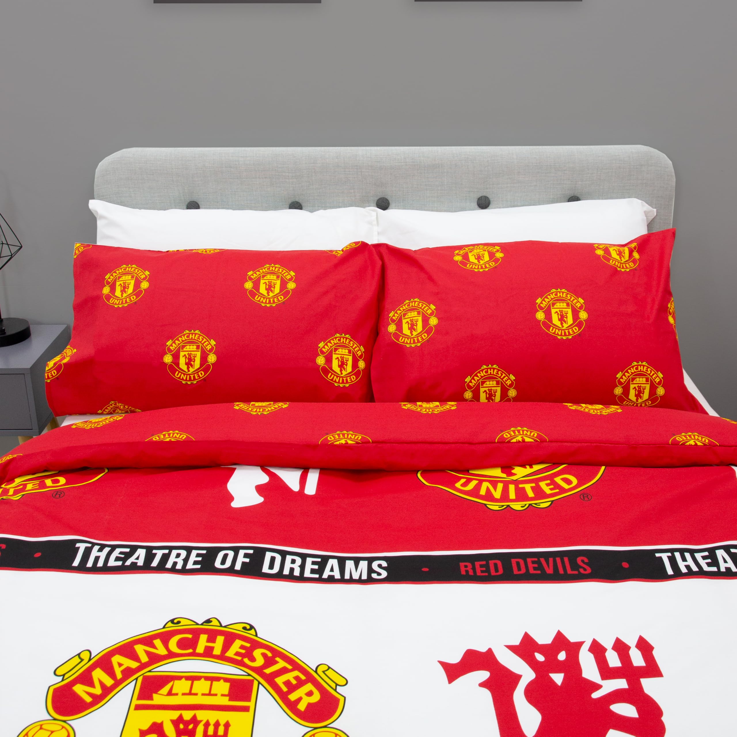 Offizielles Doppelbettbezug-Set von Manchester United FC, Patch-Design | Roter, wendbarer, zweiseitiger Fußball-Bettbezug, offizielles Merchandise, inklusive passender Kissenbezüge