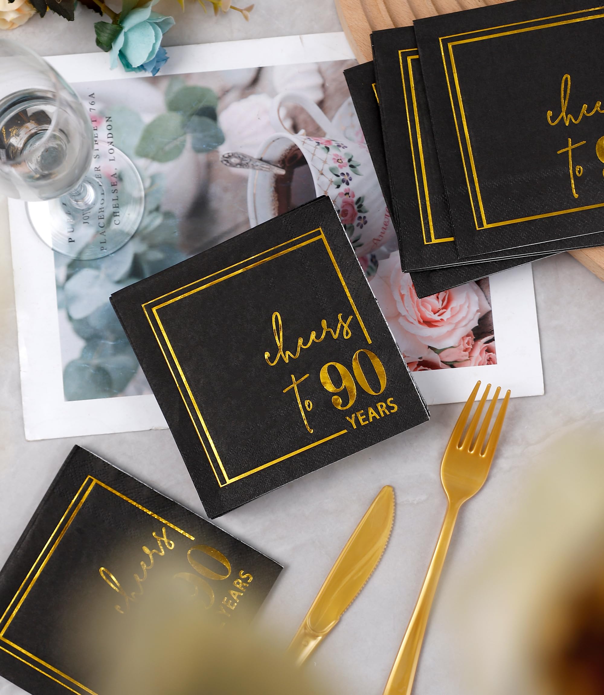 Cheers to Years - Servilletas de cóctel – 50 unidades – Servilletas de cumpleaños de 3 capas de 5 x 5 pulgadas, servilletas desechables de fiesta de papel para decoraciones de cumpleaños, aniversario