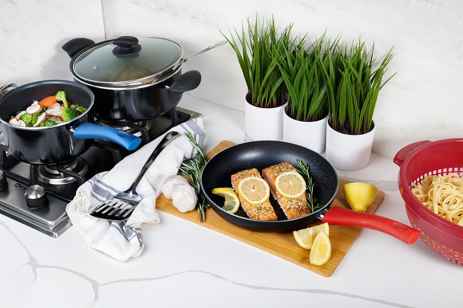 YBM Home Classic Nonstick Kitchen Saucepan, Covered, Stay-Cool Handles, Soup Pot, Cooking Pot, Oven Broiler Safe 350F, Compatible Induction and All Cooktops, Dishwasher Safe, 3.5 Quart, Blue