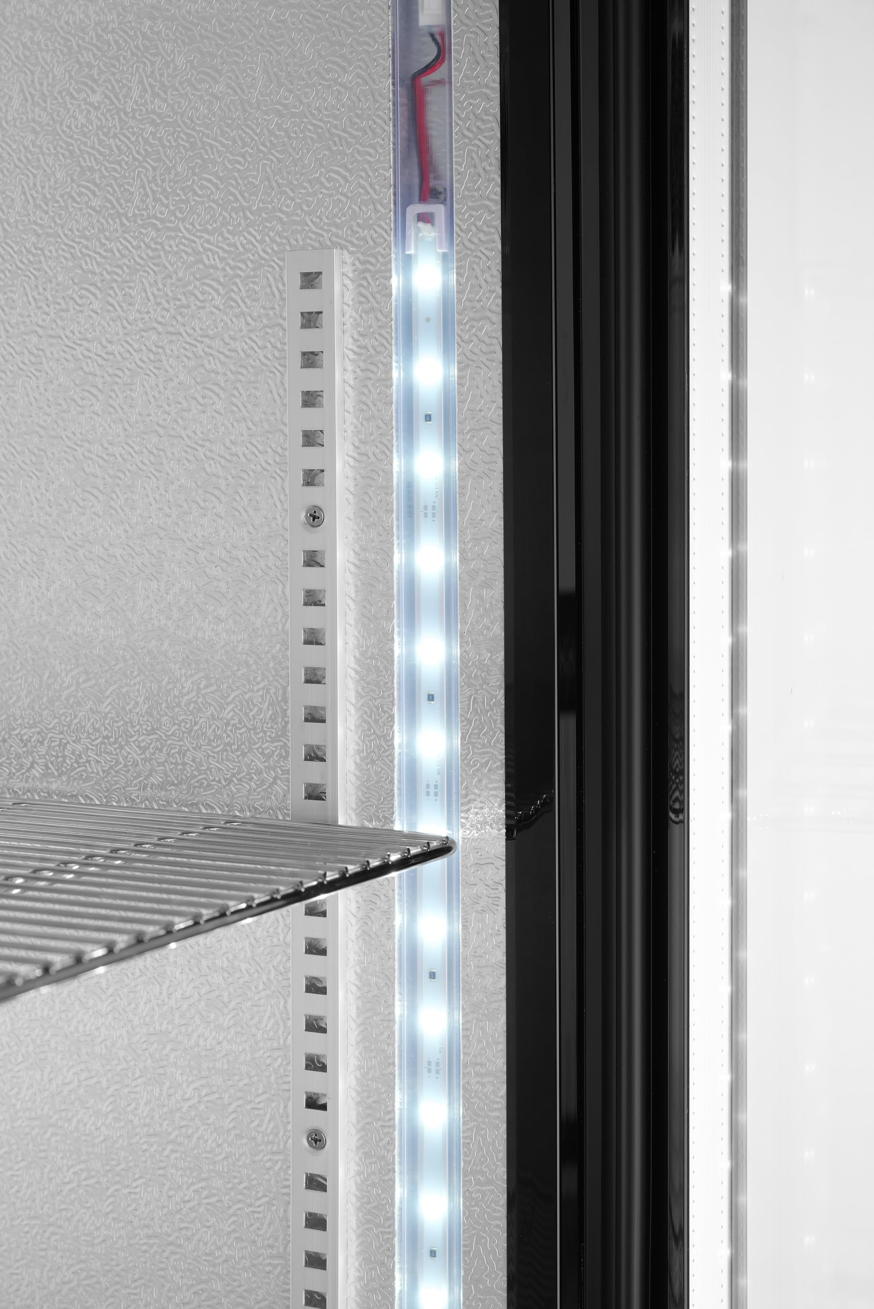 HENDI Refrigerador para bebidas Arktic, botellero vertical de bar, 1 puerta, 243L, 0–10°C, 220V, 195W, 600x530x(H) 1820mm, acero con recubrimiento en polvo negro