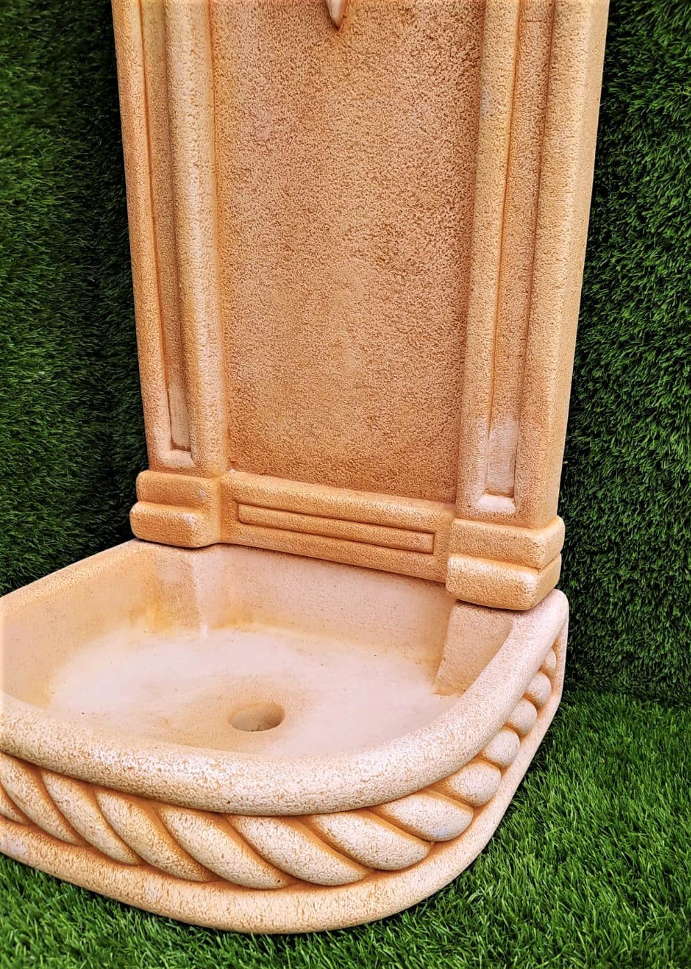 AnaParra Fontaine murale modèle Poniente 37 x 32 x 77 cm. Béton pierre avec robinet. Fontaine décorative pour extérieur. Poids : 30 kg. Couleur : tuile
