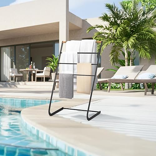 ikloo Toallero de metal negro independiente de 32 pulgadas de 4 niveles con madera de pino para baño con barras colgantes, organizador de estante de