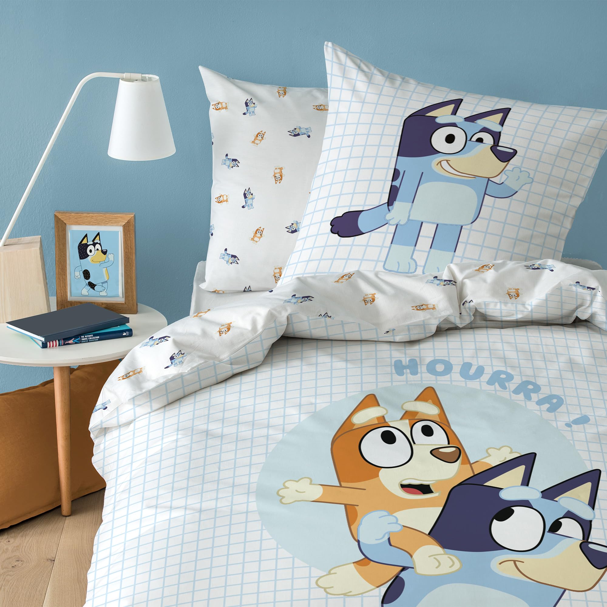 Bluey Hourra Parure de lit imprimée 100% coton - Licence officielle | Housse de Couette 140x200 cm + 1 taie 63x63 cm | Fermeture avec rabat | Chambre enfant, lit 1 place | Certification Oeko-Tex