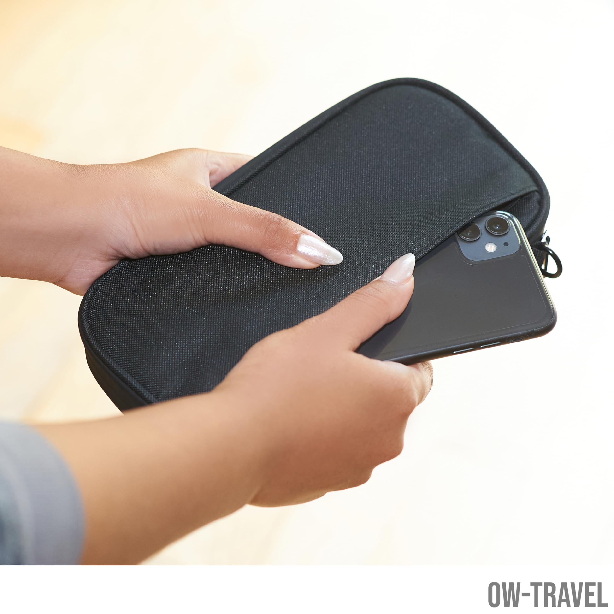 OW-Travel Etui na Paszport i Dokumenty (czarny) z ochroną RFID. Pojemne etui na paszport 4 paszporty na bilety lotnicze. Dołączone paski na nadgarstek i szyję bez użycia rąk