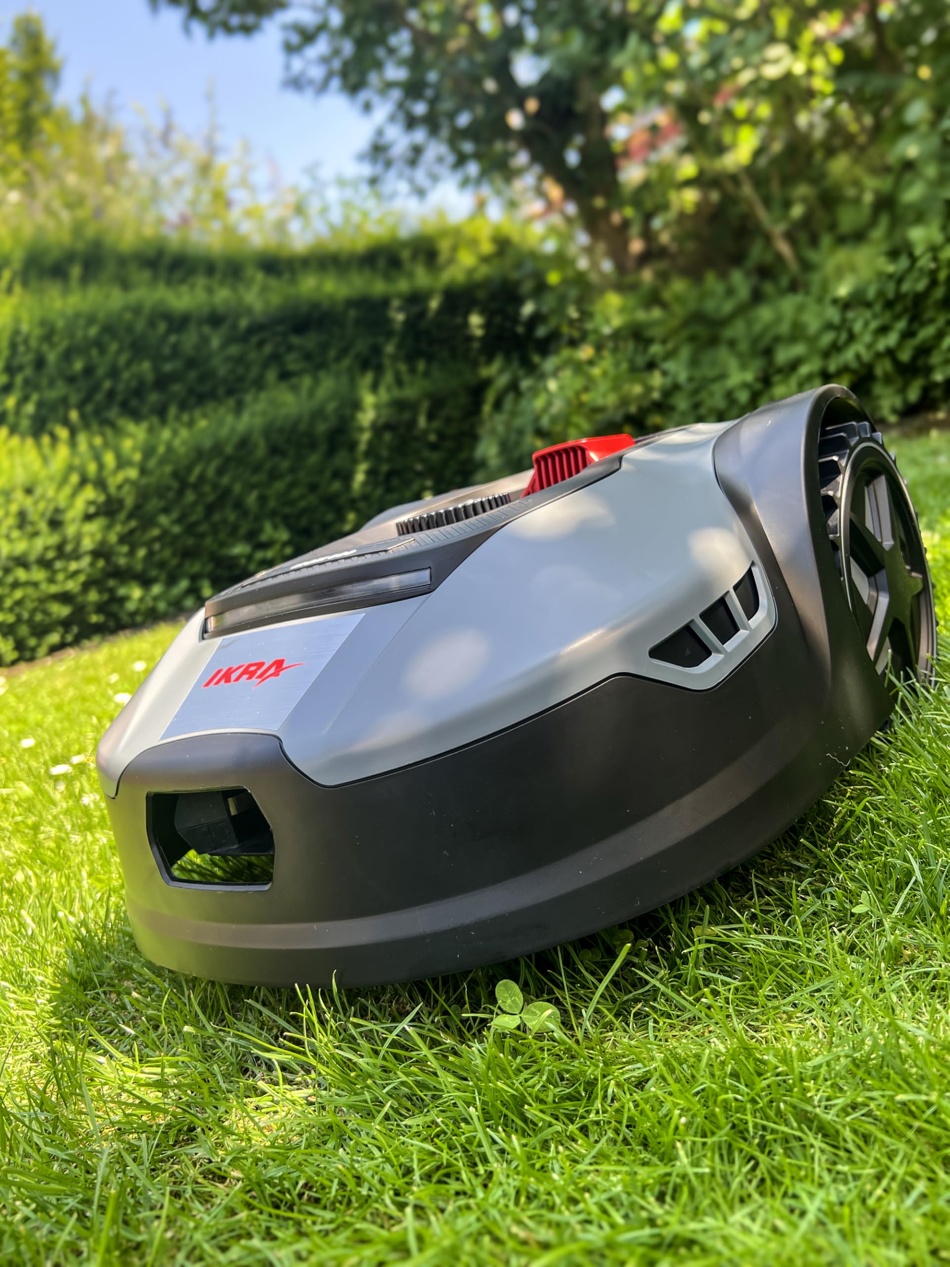 IKRA Robot cortacésped iROM 600 para céspedes de hasta 600 m², WiFi o Bluetooth, Control por App, multizona, Incl. estación de Carga & Sensor de Lluvia, 6 Cuchillas de Repuesto