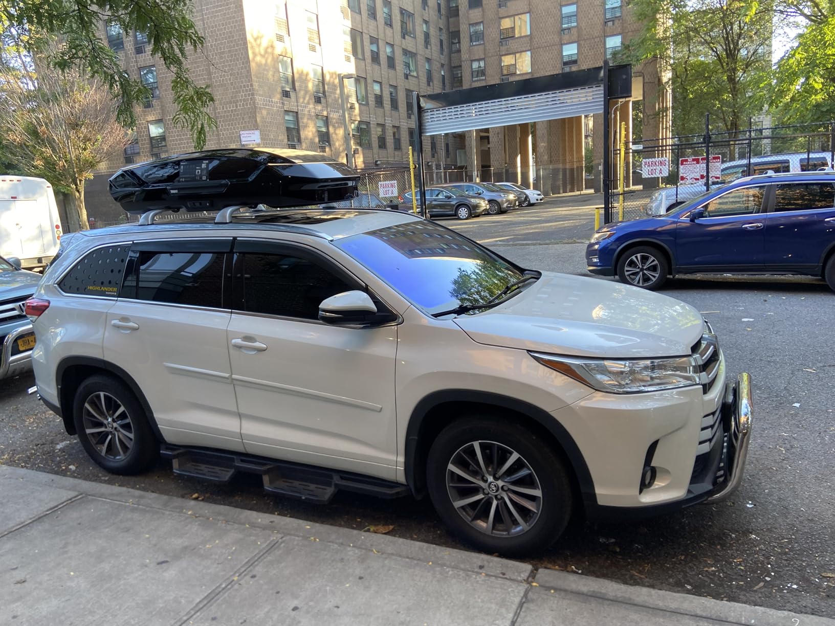 Thule Motion 3 XL roof cargo box with aerodynamic profile on vehicle