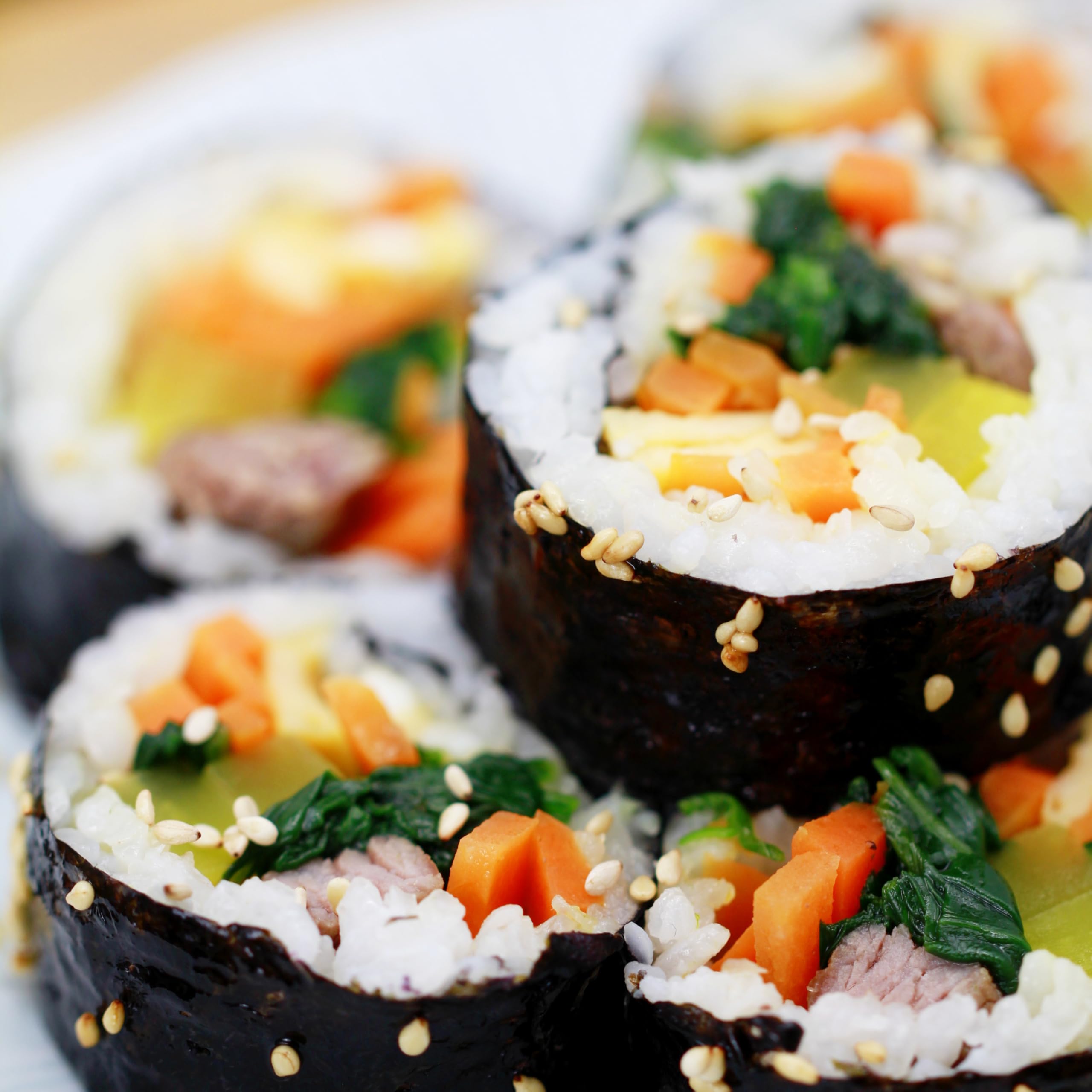 Sushi Box + Gimbap – für 6 Portionen, 11-teilige Kochbox inkl. Rezepte für Maki, Nigiri, Inside-Out & Kimbap – mit Reis, Nori, Sojasauce, Wasabi & Bambusmatte, vegan, Japan Geschenkidee