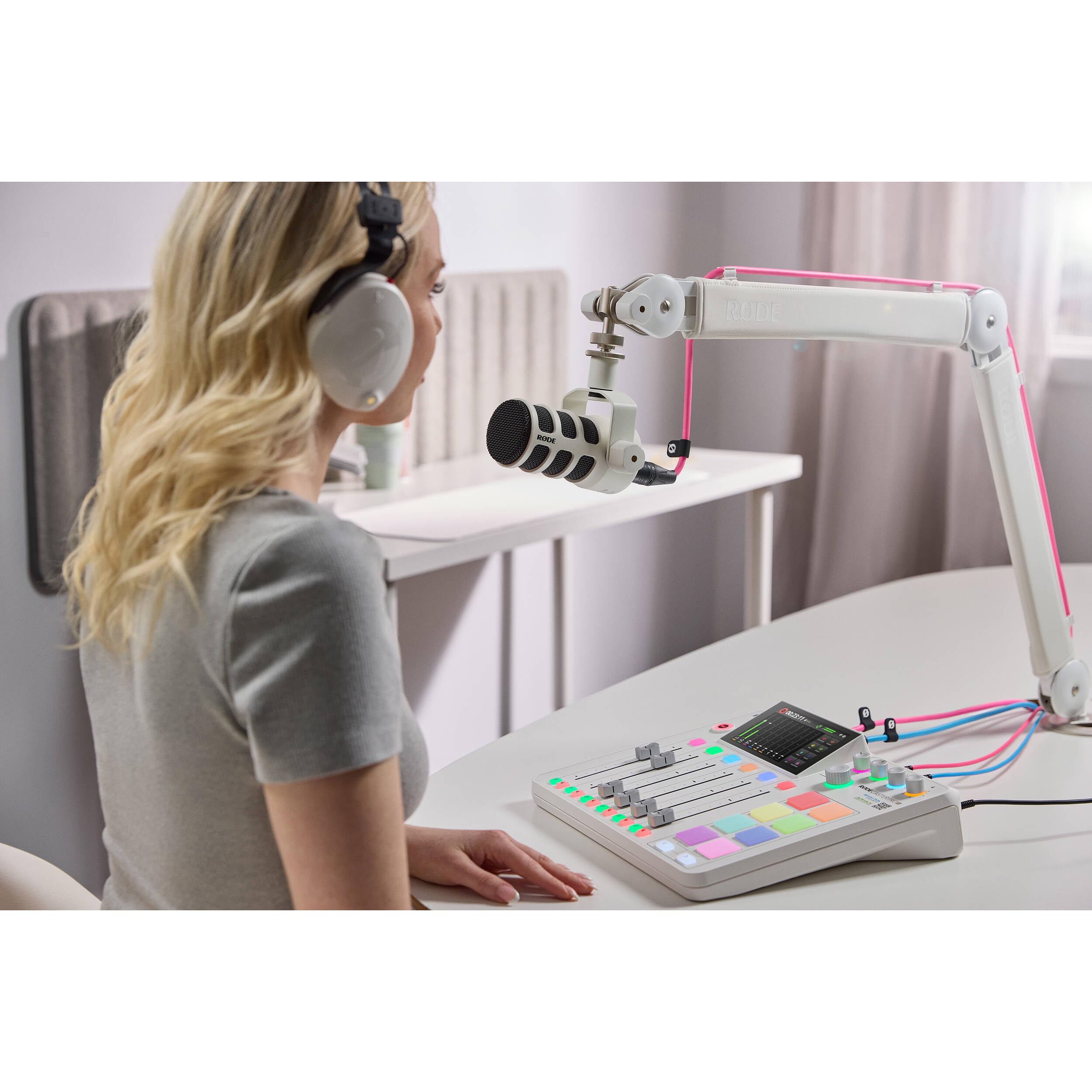 Amazon.com: Rode PodMic USB White Podcast Microphone Bundle with