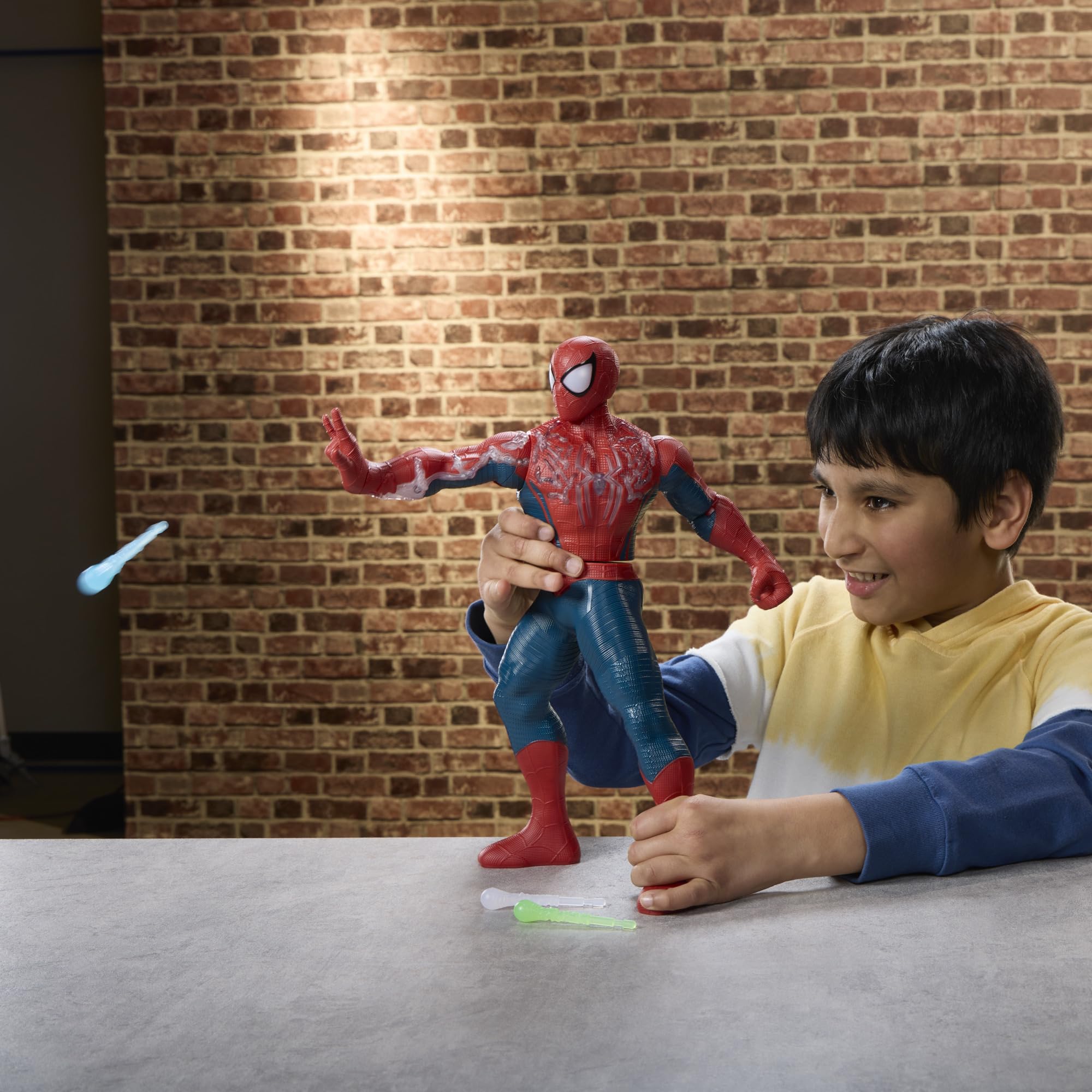 Marvel Spider-Man: Brand New Day, Spider-Man Energizado, Figura de acción electrónica, 36, 8 cm, Juguetes y Figuras Infantiles de superhéroe, A Partir de 4 años