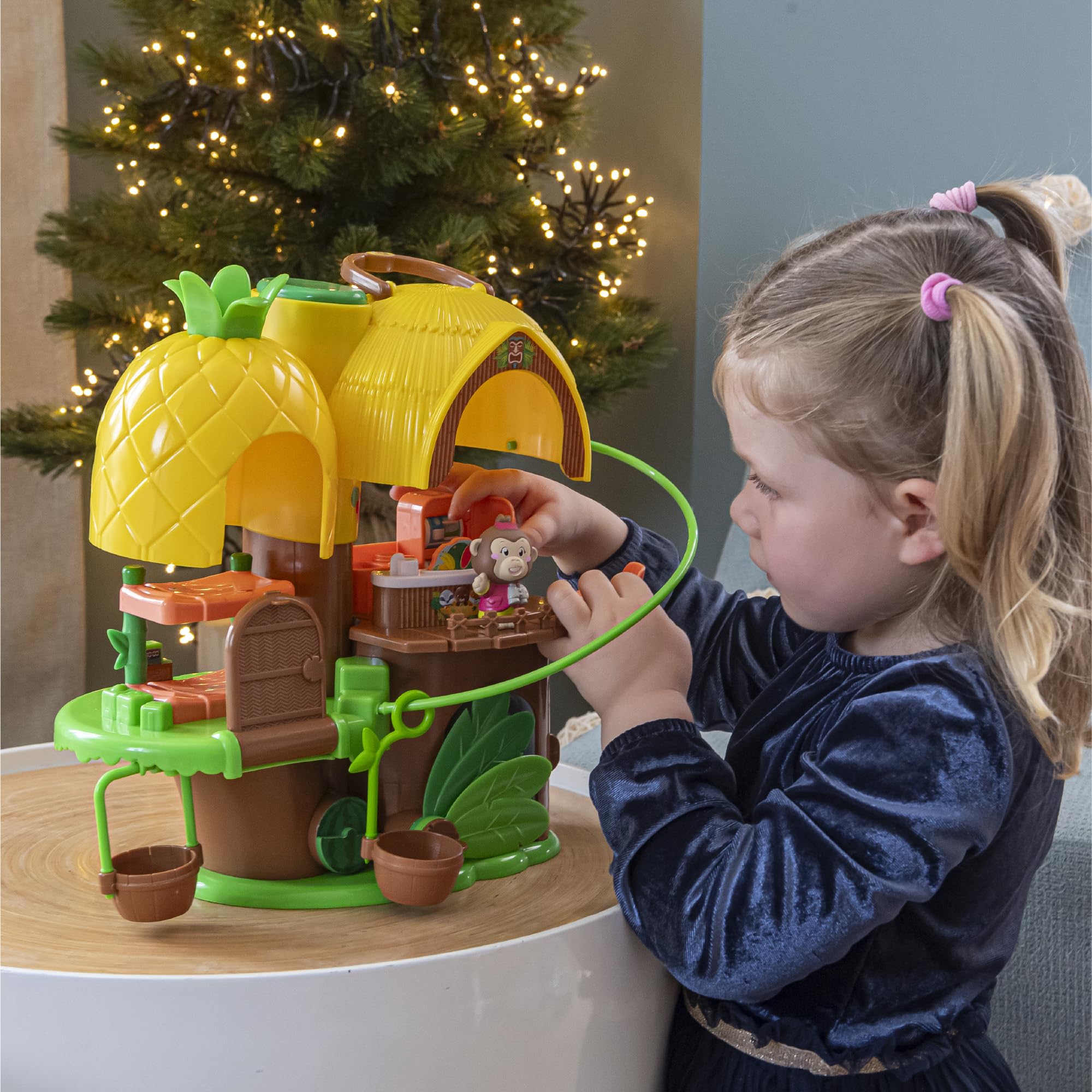 Klorofil – Tropisches Haus Miniaturwelt – Ab 18 Monaten – Schlafzimmer, Küche, Badezimmer, Seilbahn – Pop Up, Spiegel, Fruchtrad – 1 Figur inklusive – Geschenkidee Kinderspielzeug – Mädchen Junge