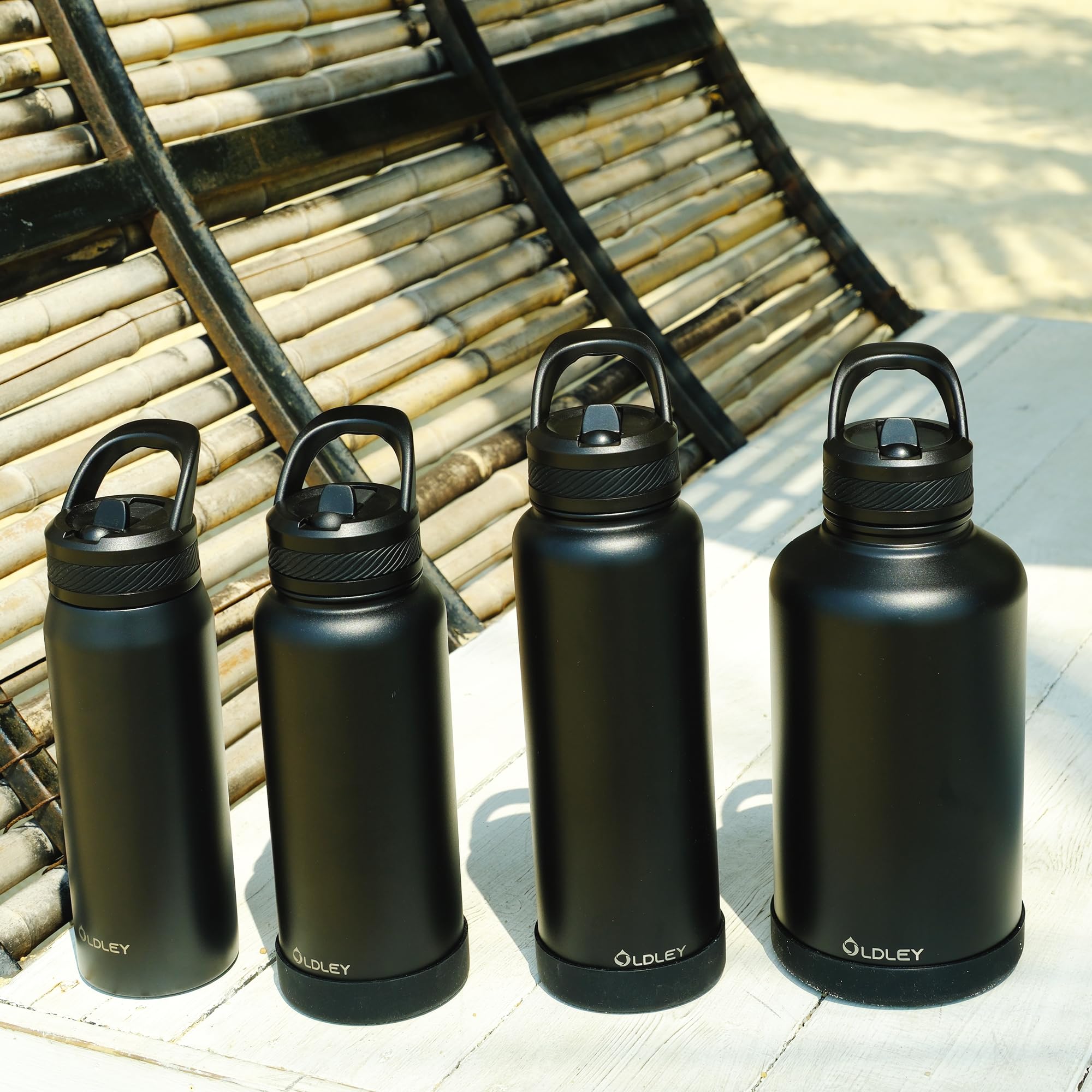 OLDLEY Isolierte Wasserflasche mit Strohhalm, Edelstahl-Sport-Trinkflasche mit 3 Deckeln (Strohhalm, Ausguss und Griffdeckel), doppelwandig, Reise-Thermobecher, Schwarz