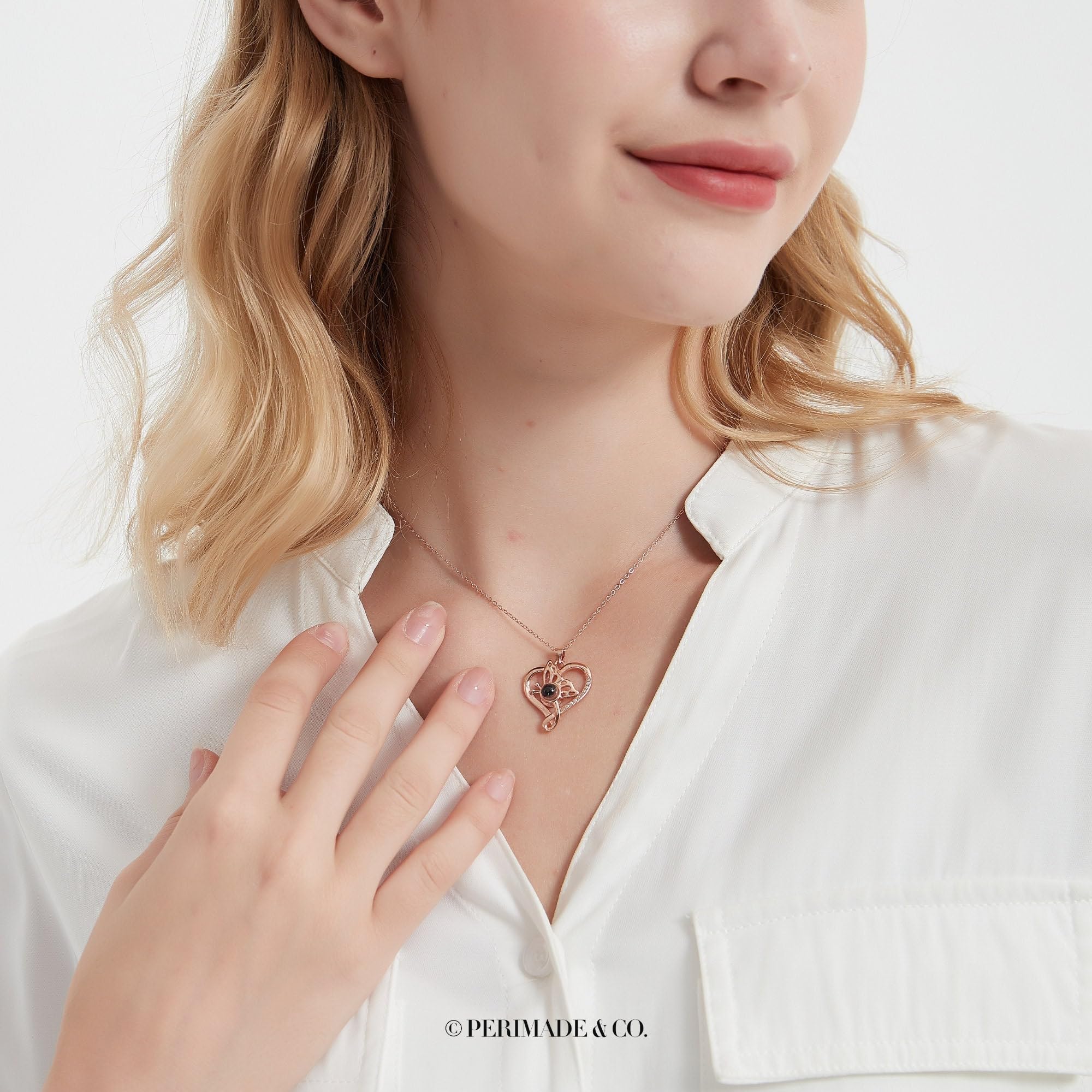 PERIMADE Collana con proiezione di immagini personalizzata, ciondolo con foto commemorativa, delicata collana con ciondolo a forma di cuore e farfalla in 100 lingue, oro