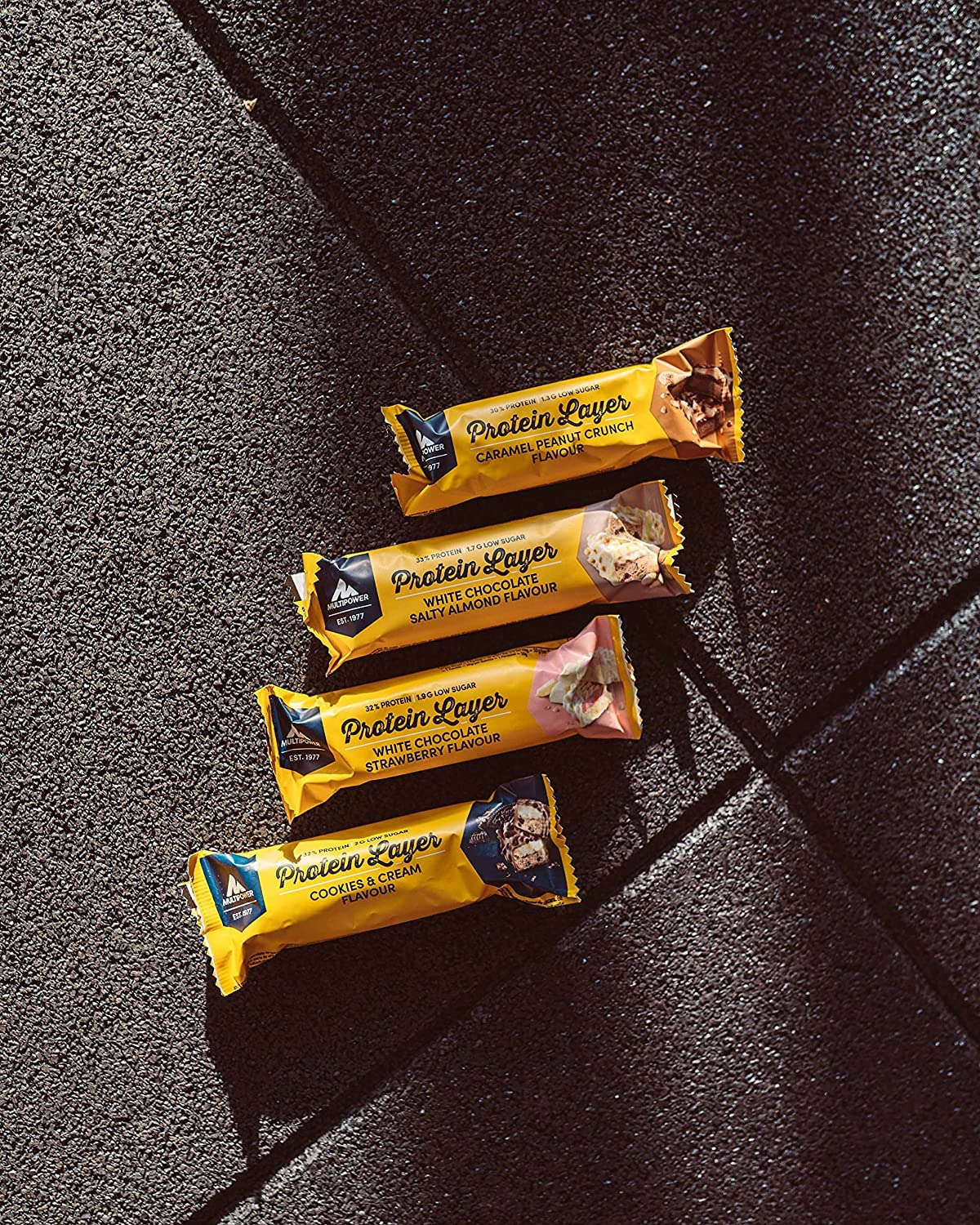 Multipower Protein Layer Eiweißriegel – 18 x 50 g Protein Riegel Box (900 g) – kalorienarmer Energieriegel – Cookies & Cream