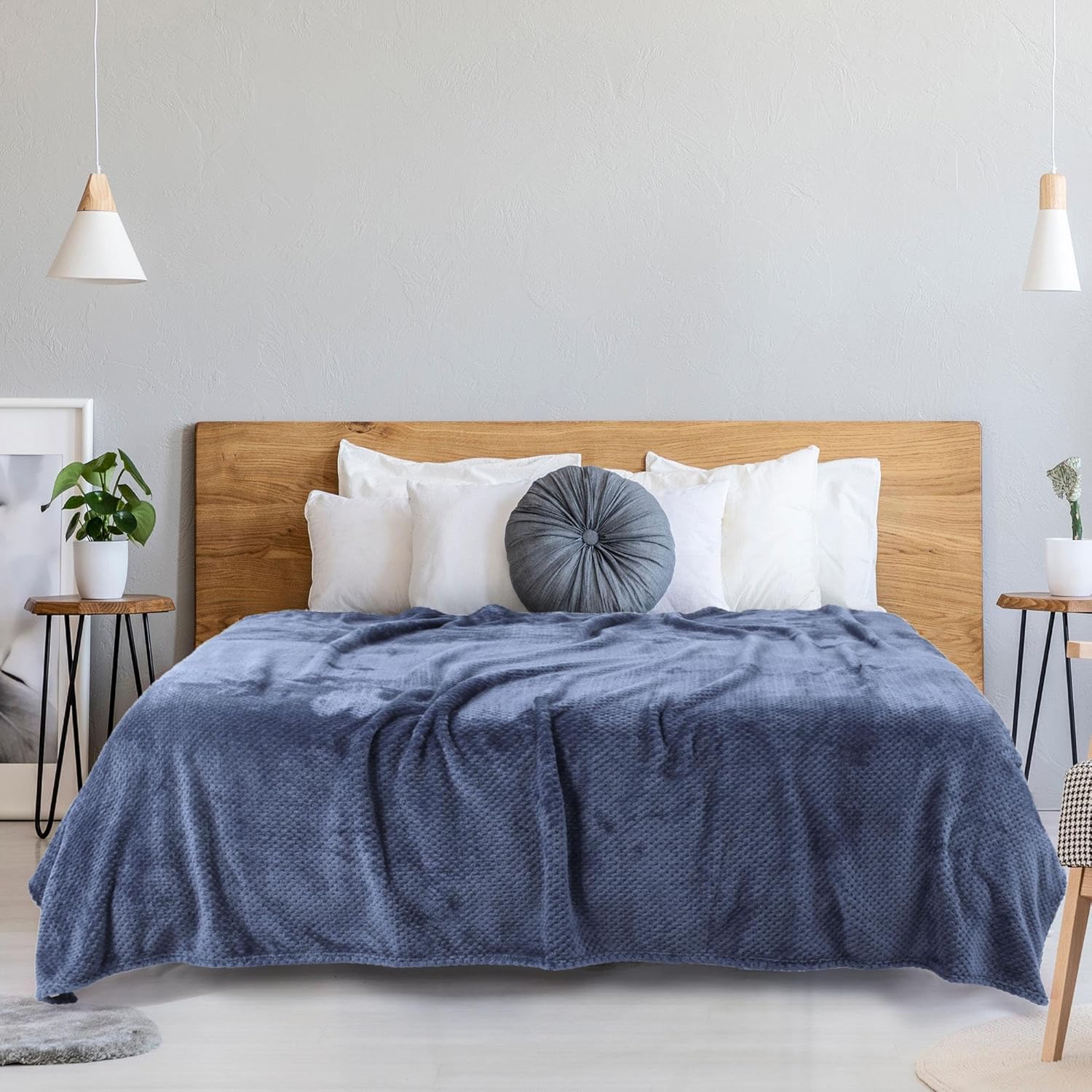 uxcell Flannel Fleece Bed Blankets, Soft Warm Microfiber Blanket, Mesh Fuzzy Plush 330GSM Lightweight Decorative Solid Blankets for Bed Full (70"x78") Navy Blue