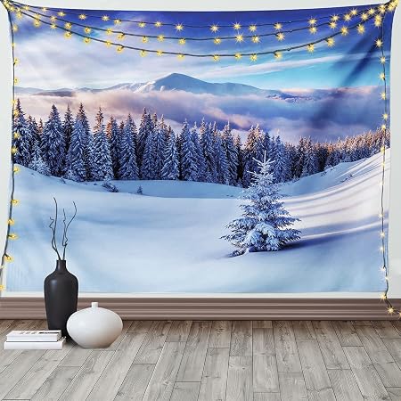 Amazon Co Jp 冬のタペストリー 高い山の頂上 と雪に覆われた針葉樹の松の木のあるシュールな冬の風景 寝室のリビングルームの寮のためにぶら下がっている広い壁 60 X 40 ブルーホワイト ホーム キッチン